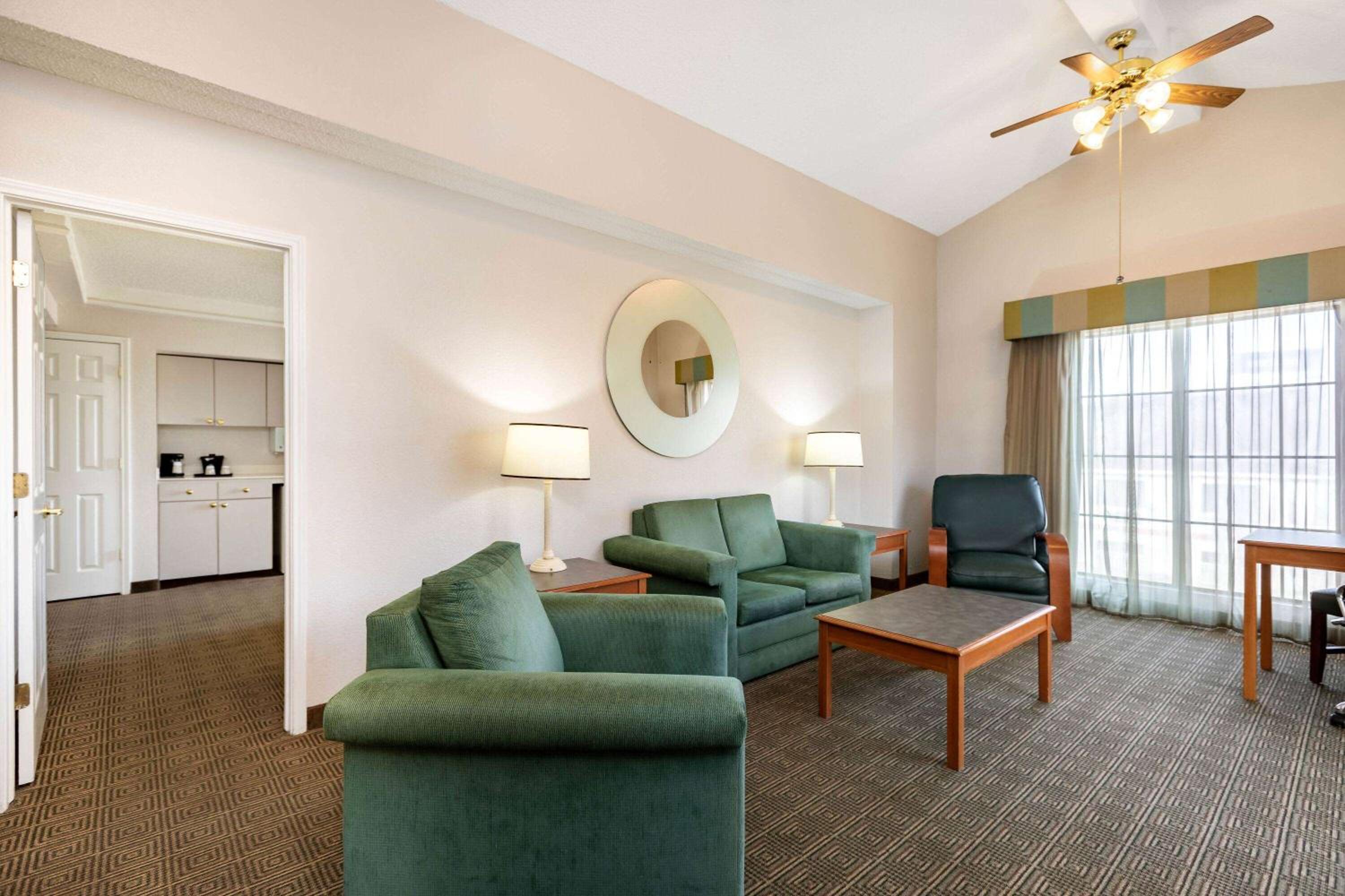 King Suite - Non-Smoking - Photo 3