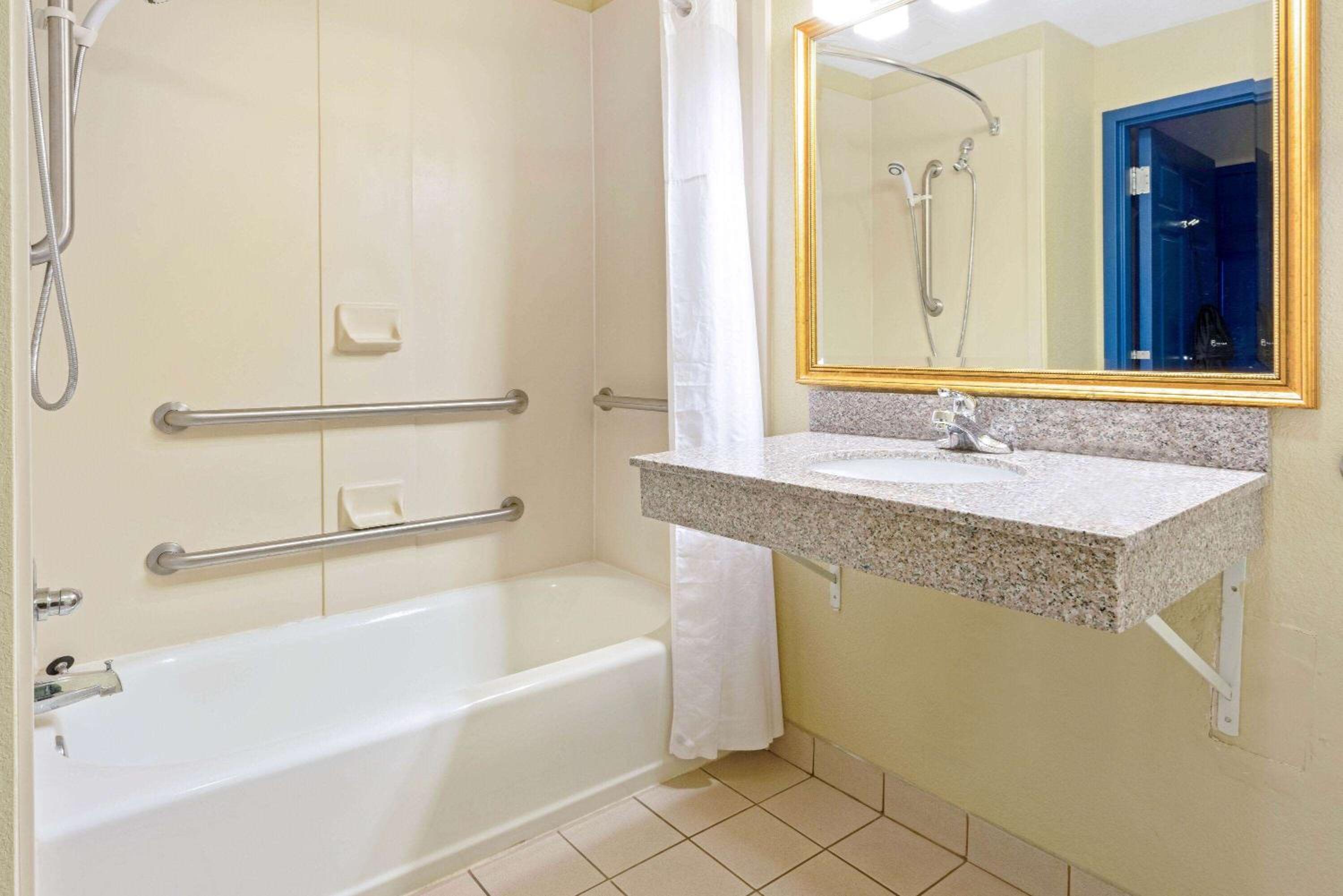 Queen Room with Water View and Mobility/Hearing Impaired Access - Non-Smoking - Photo 2