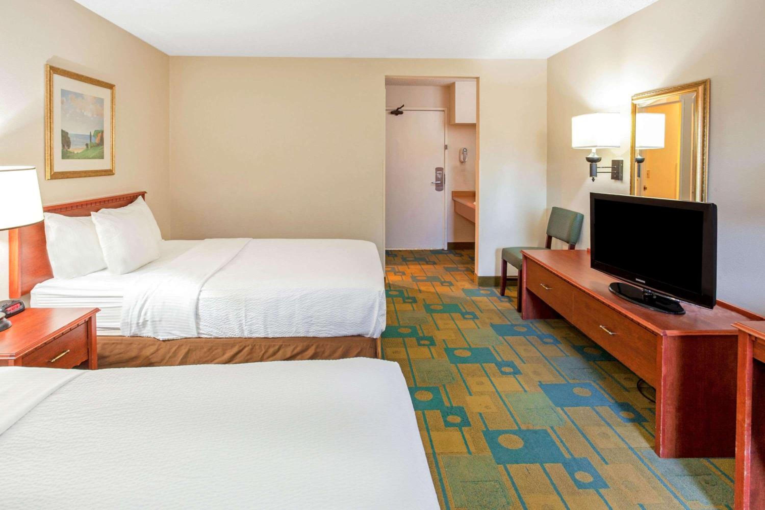 Standard Room With Two Double Beds photo 2
