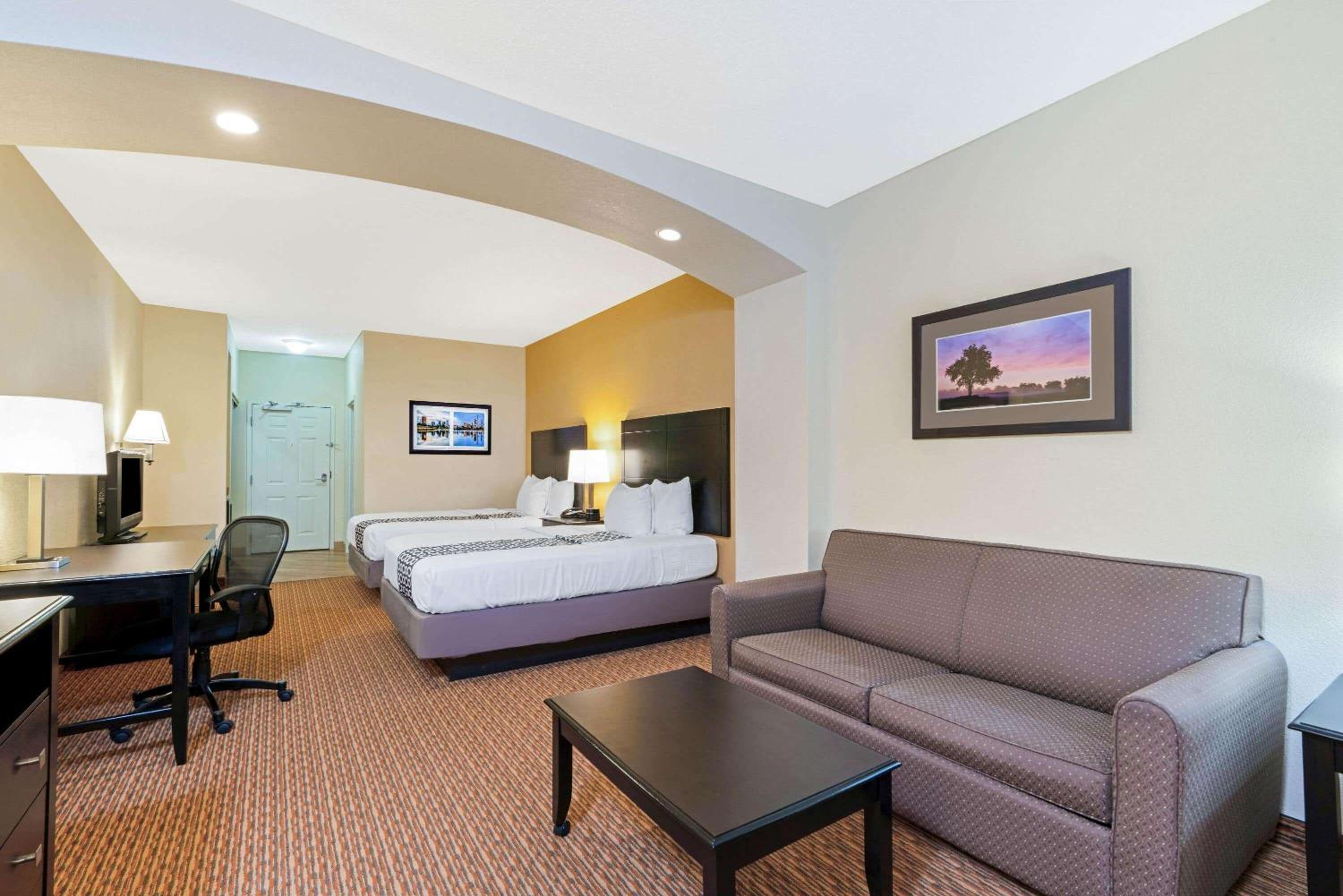 Executive Queen Room with Two Queen Beds - Photo 2