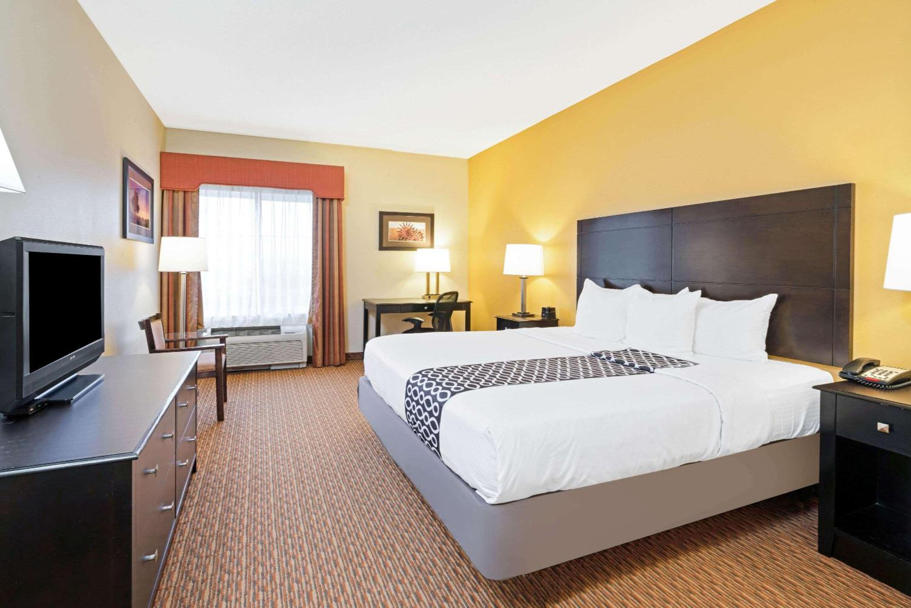 Deluxe Executive King Room with Mobility/Hearing Impaired Access - Non-Smoking - Photo 2