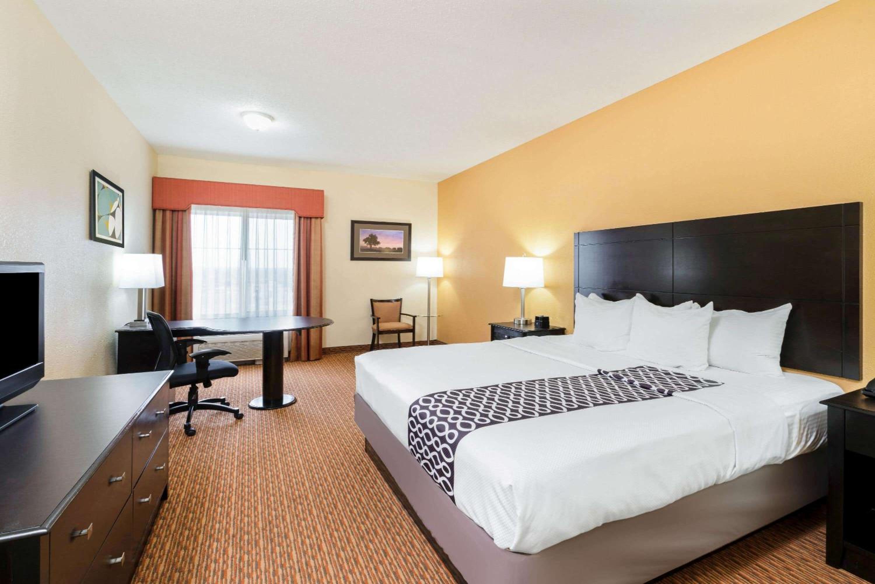Deluxe King Room - Photo 2