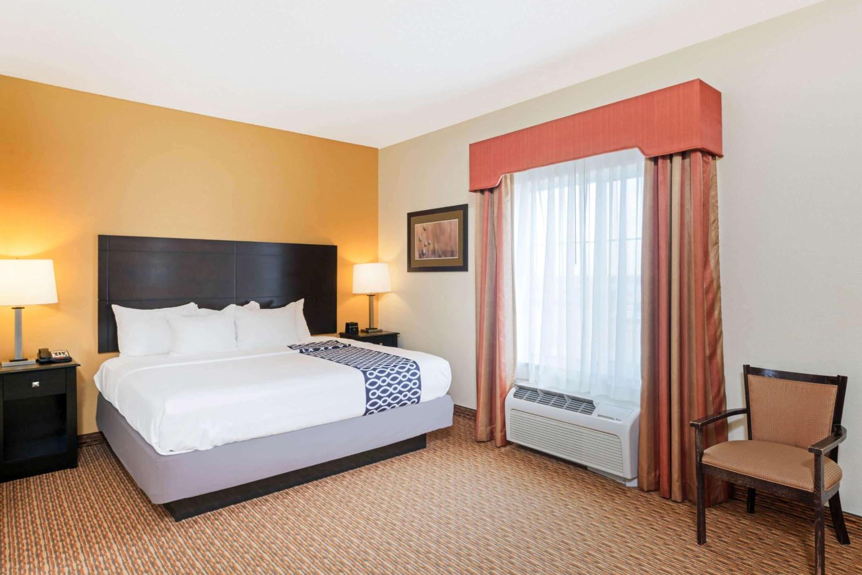 Deluxe Family Suite with Hearing Impaired Access - Non-Smoking - Photo 2