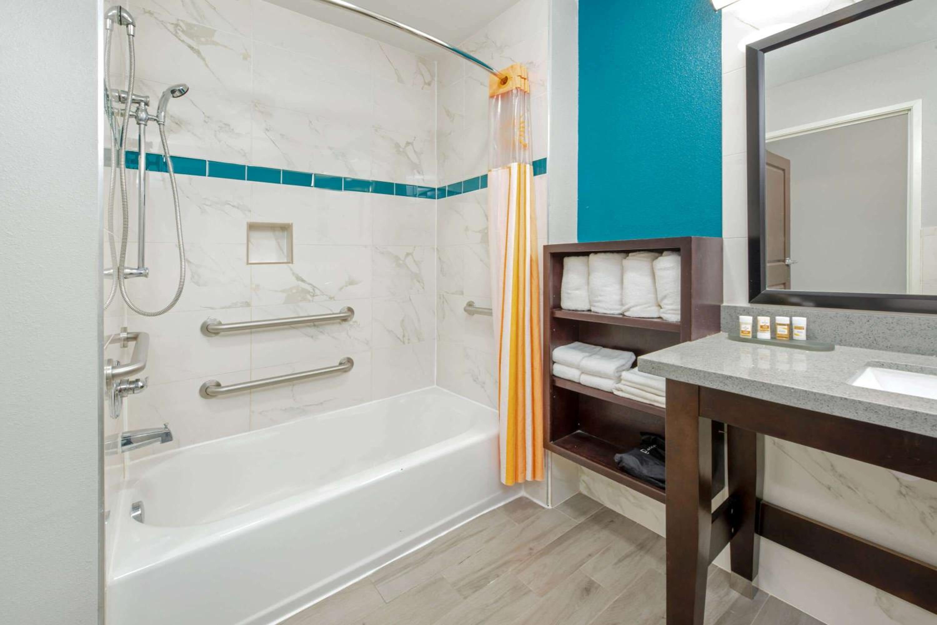 Queen Room with Two Queen Beds and Bath Tub - Mobility/Hearing Access - Non-Smoking