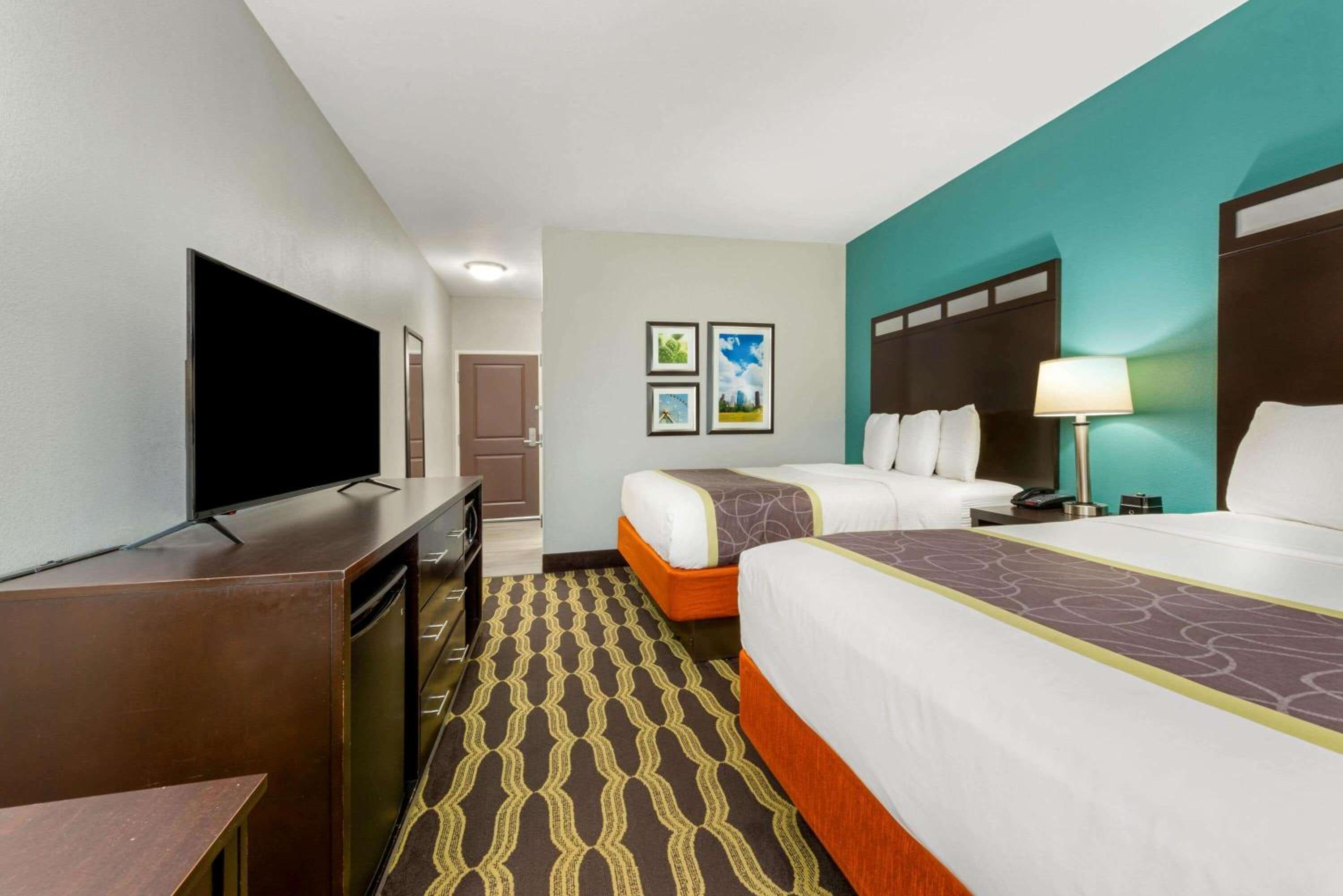 Queen Room with Two Queen Beds and Bath Tub - Mobility/Hearing Access - Non-Smoking photo 2