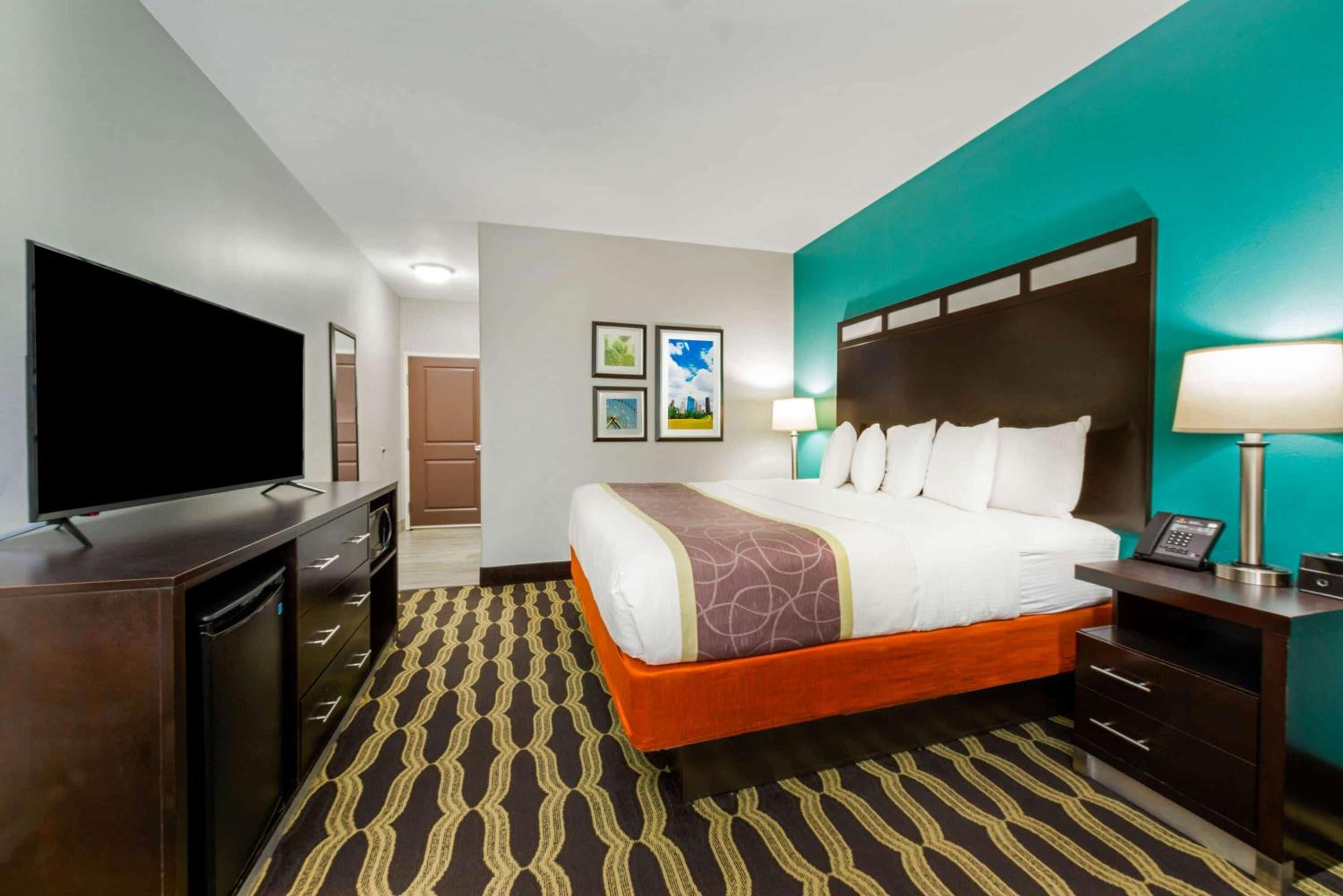 King Room with Bath Tub - Mobility/Hearing Accessible - Non-Smoking photo 2