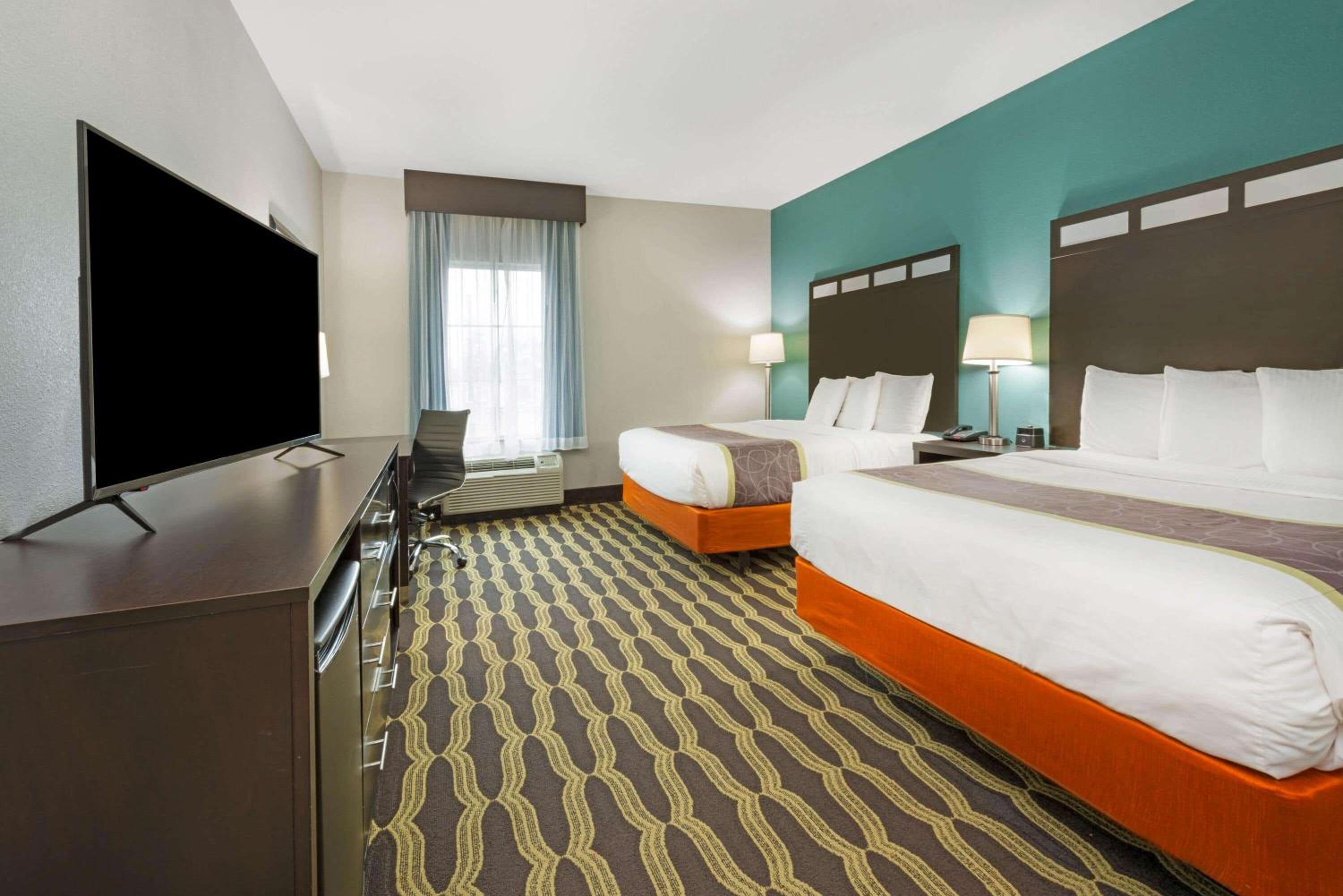 Queen Room with Two Queen Beds photo 2