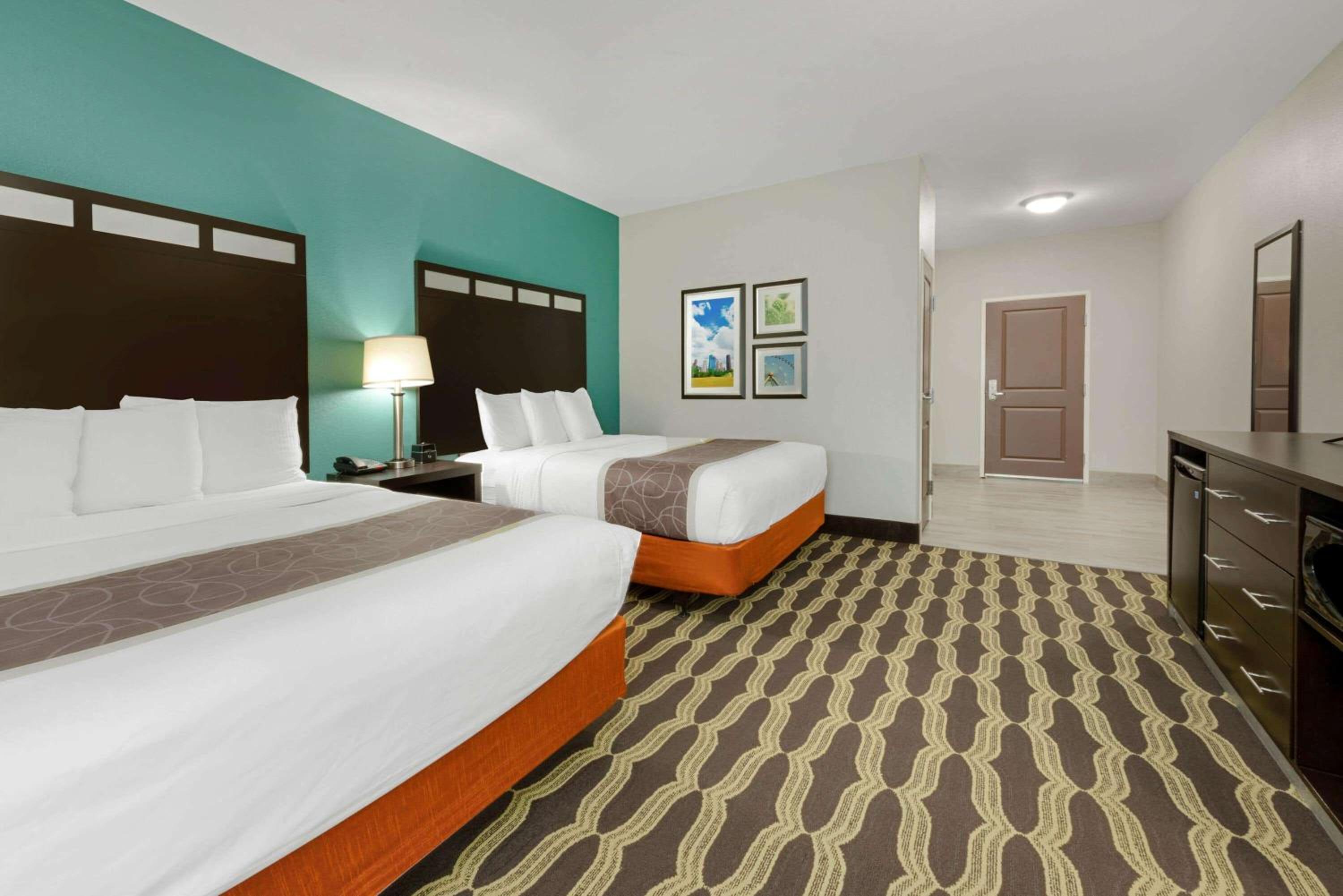 Queen Room with Two Queen Beds photo 3