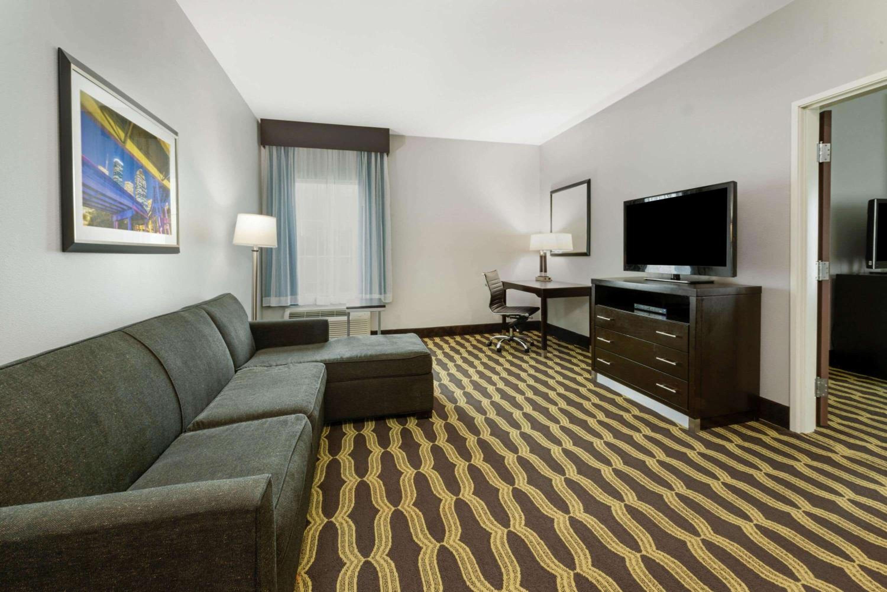 Two-Bedroom Suite with One King Bed and Two Queen Beds - Non-Smoking photo 3
