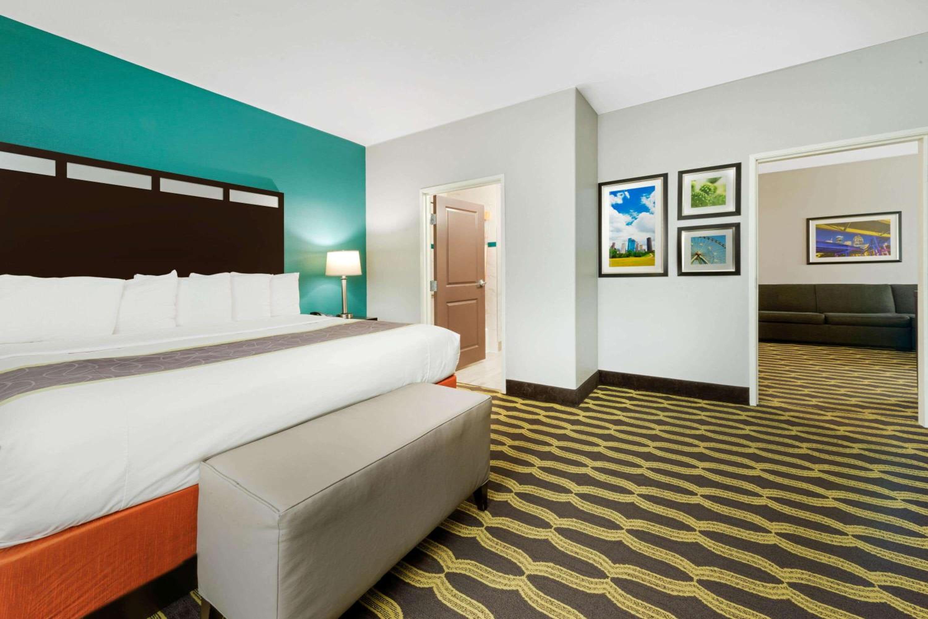 Two-Bedroom Suite with One King Bed and Two Queen Beds - Non-Smoking photo 2