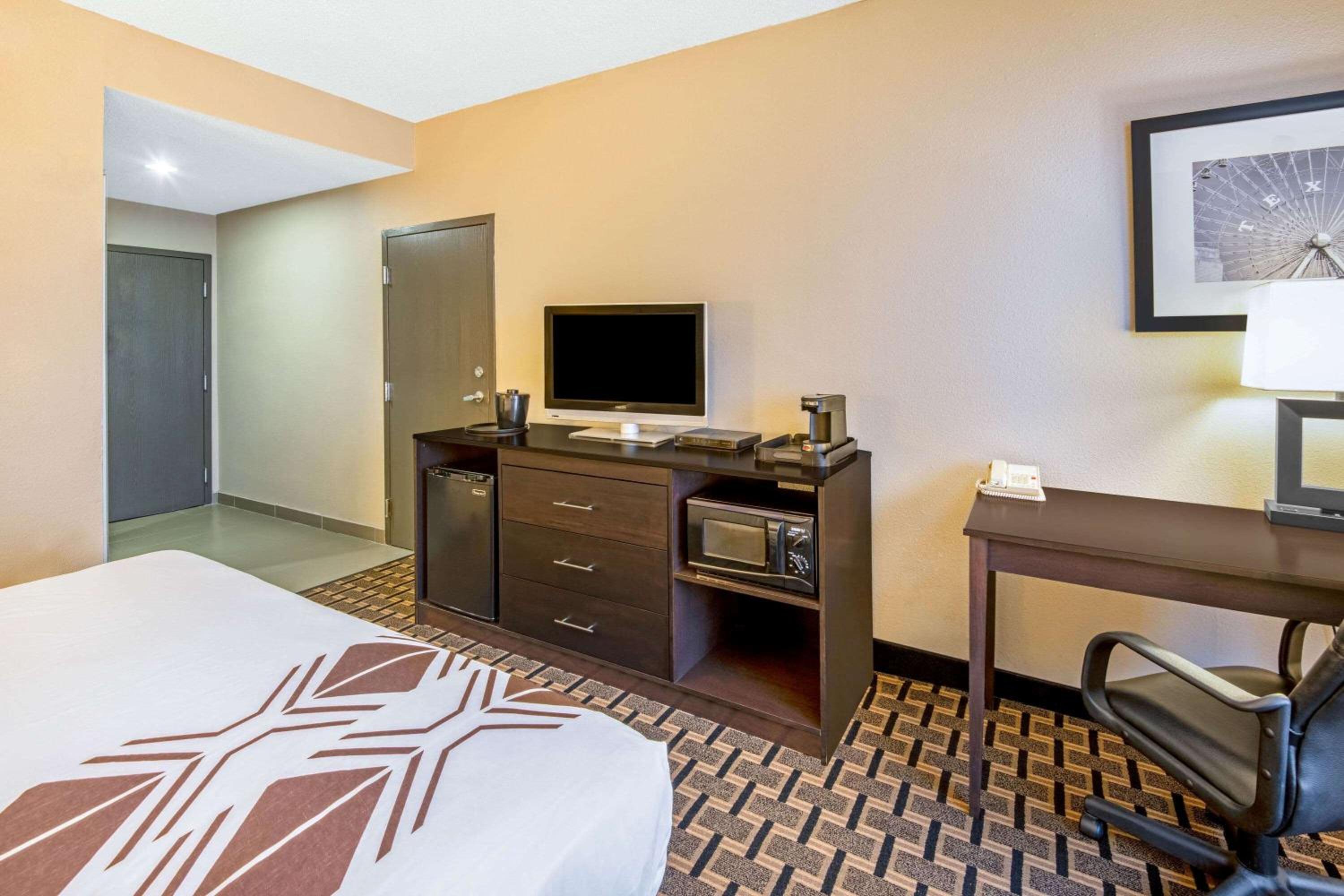King Room with Bath Tub - Mobility/Hearing Accessible - Non-Smoking - Photo 2