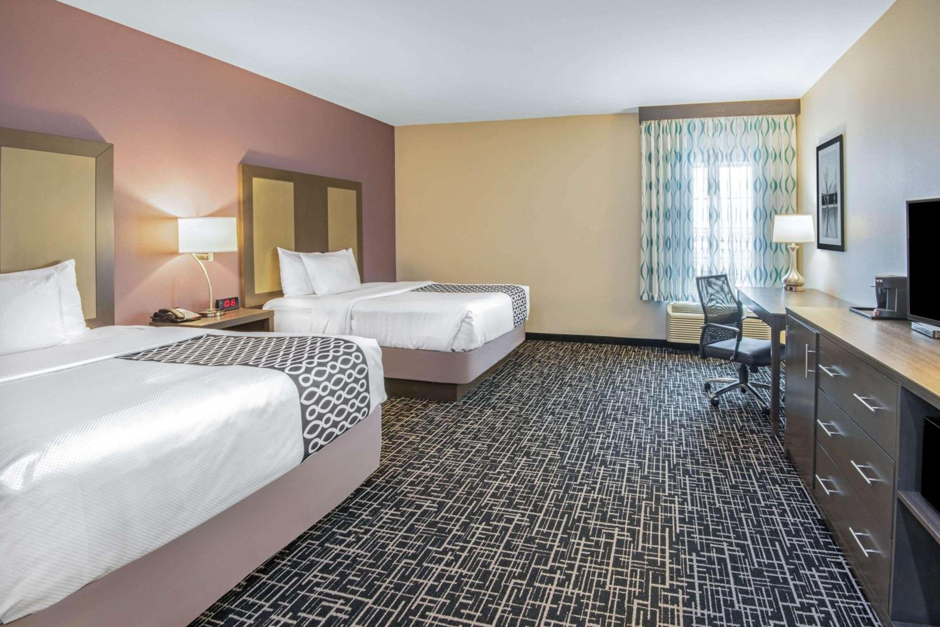 Queen Room With Two Queen Beds And Bathtub - Mobility Accessible/Non-Smoking