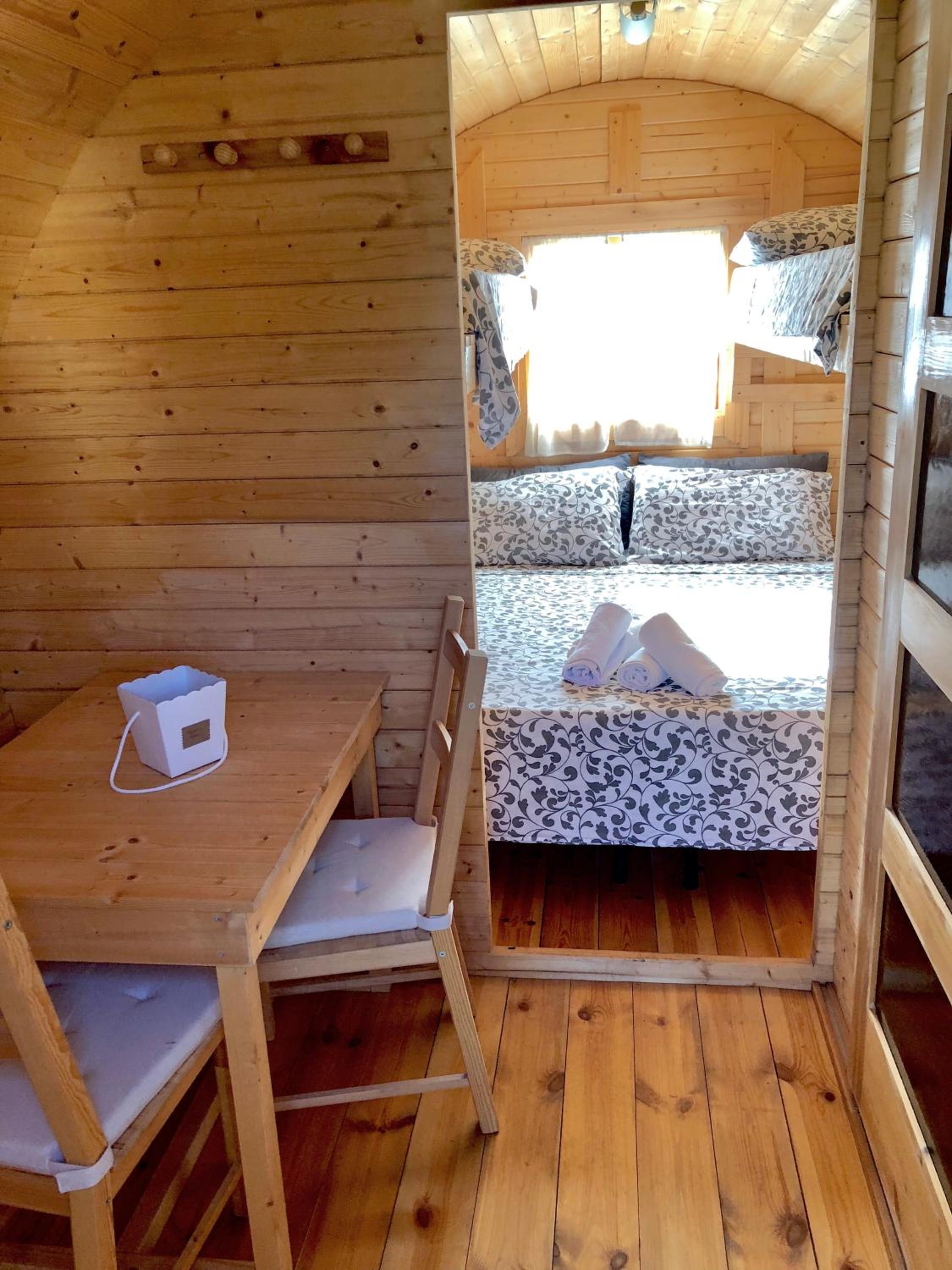 Quadruple Room with Private Bathroom - Photo 6