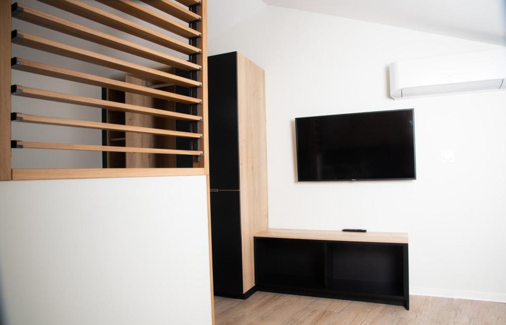 Apartment - Split Level - Photo 1