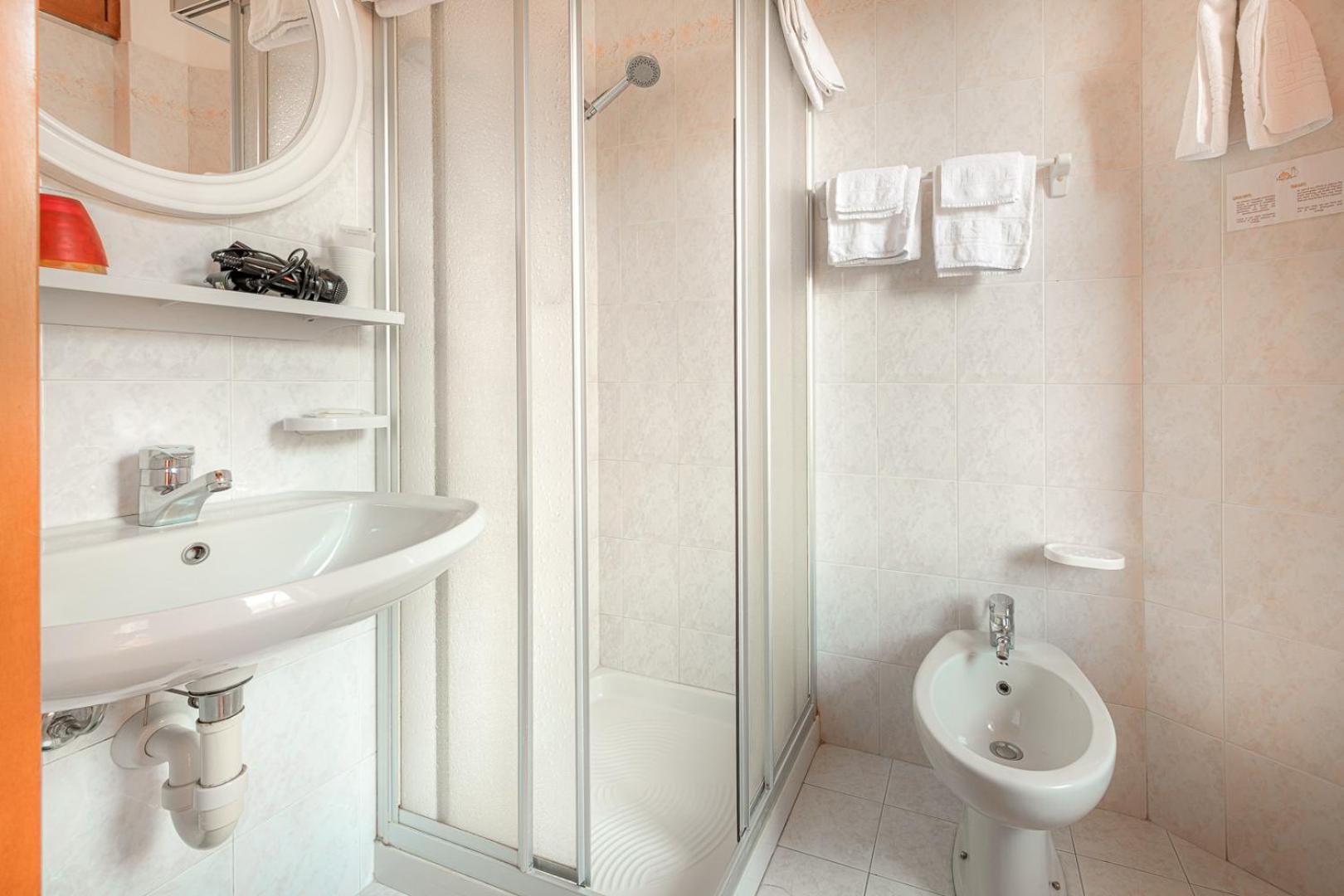 Double or Twin Room - Photo 3