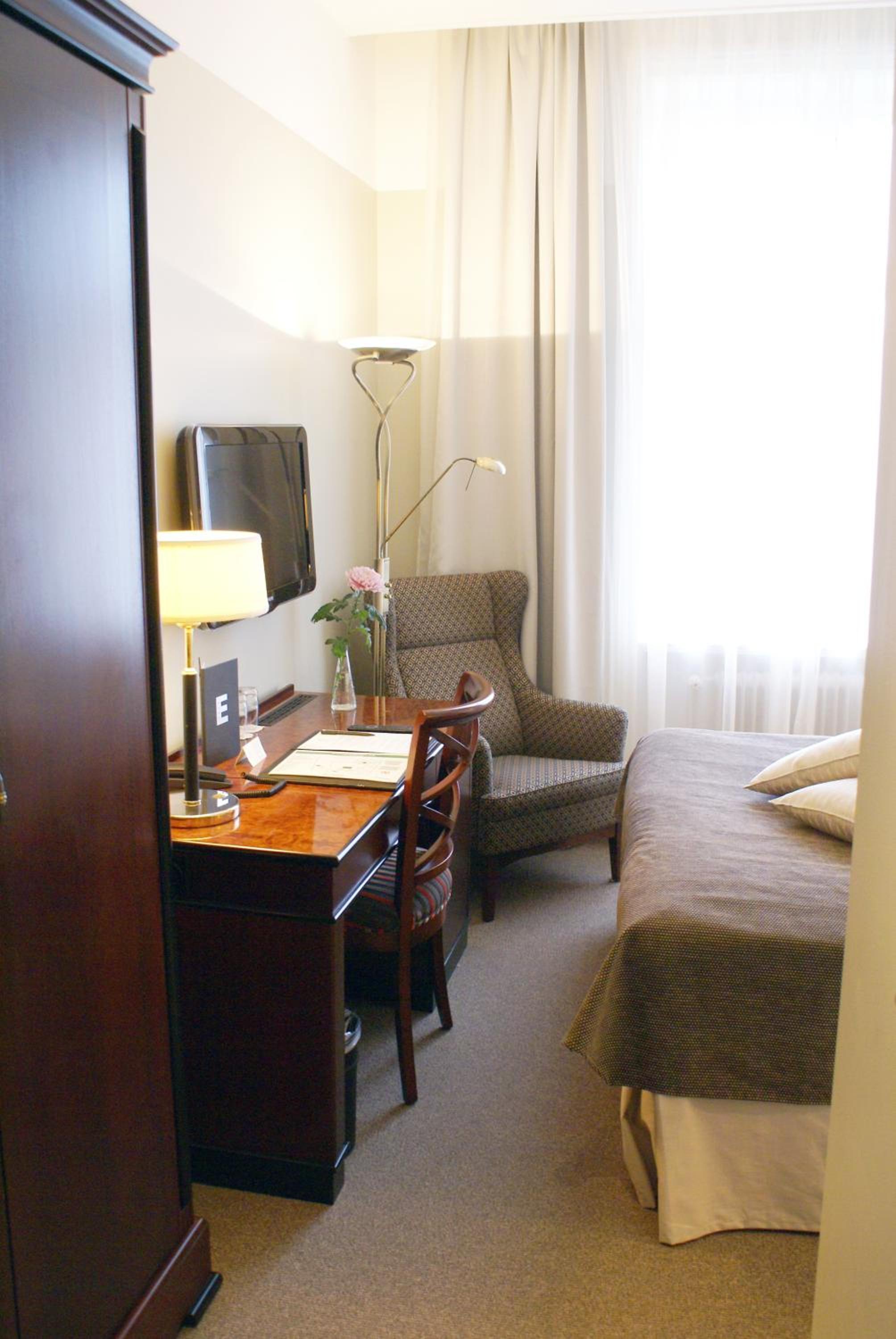 Small Double  - Photo 4