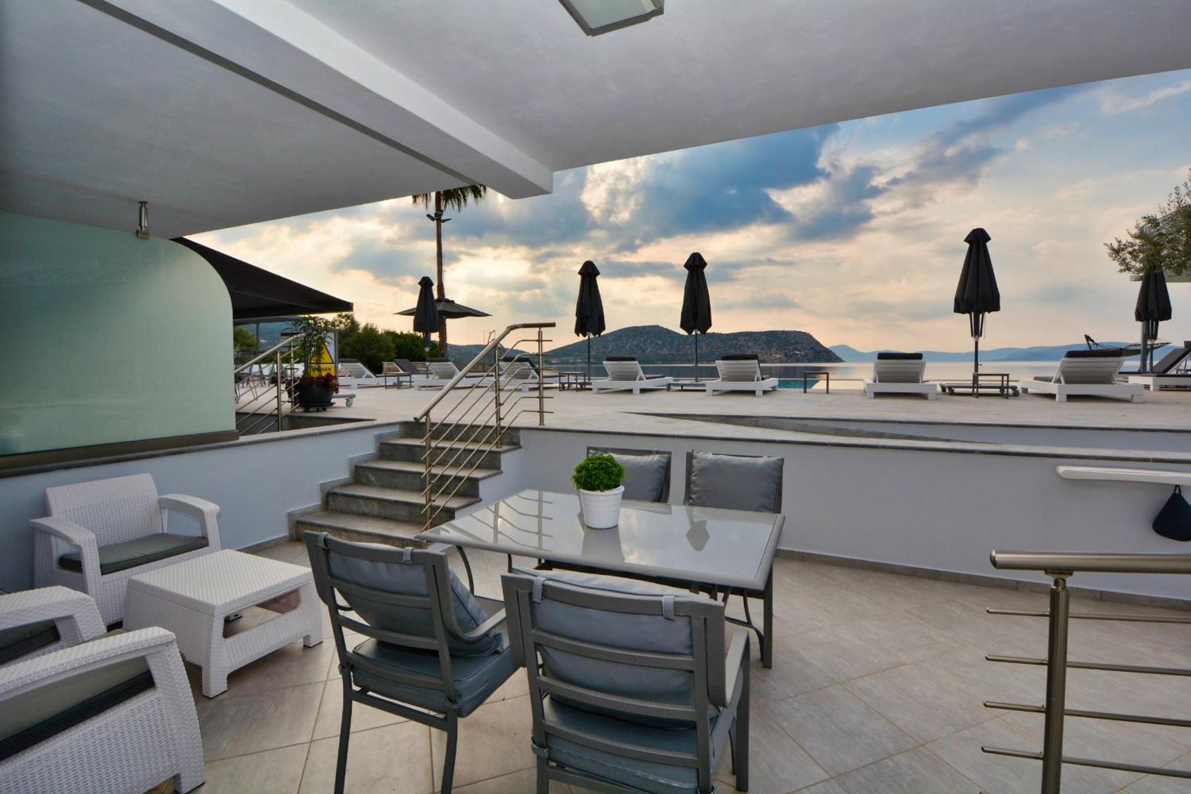 Deluxe Room with Sea View (4 Adults) photo 2