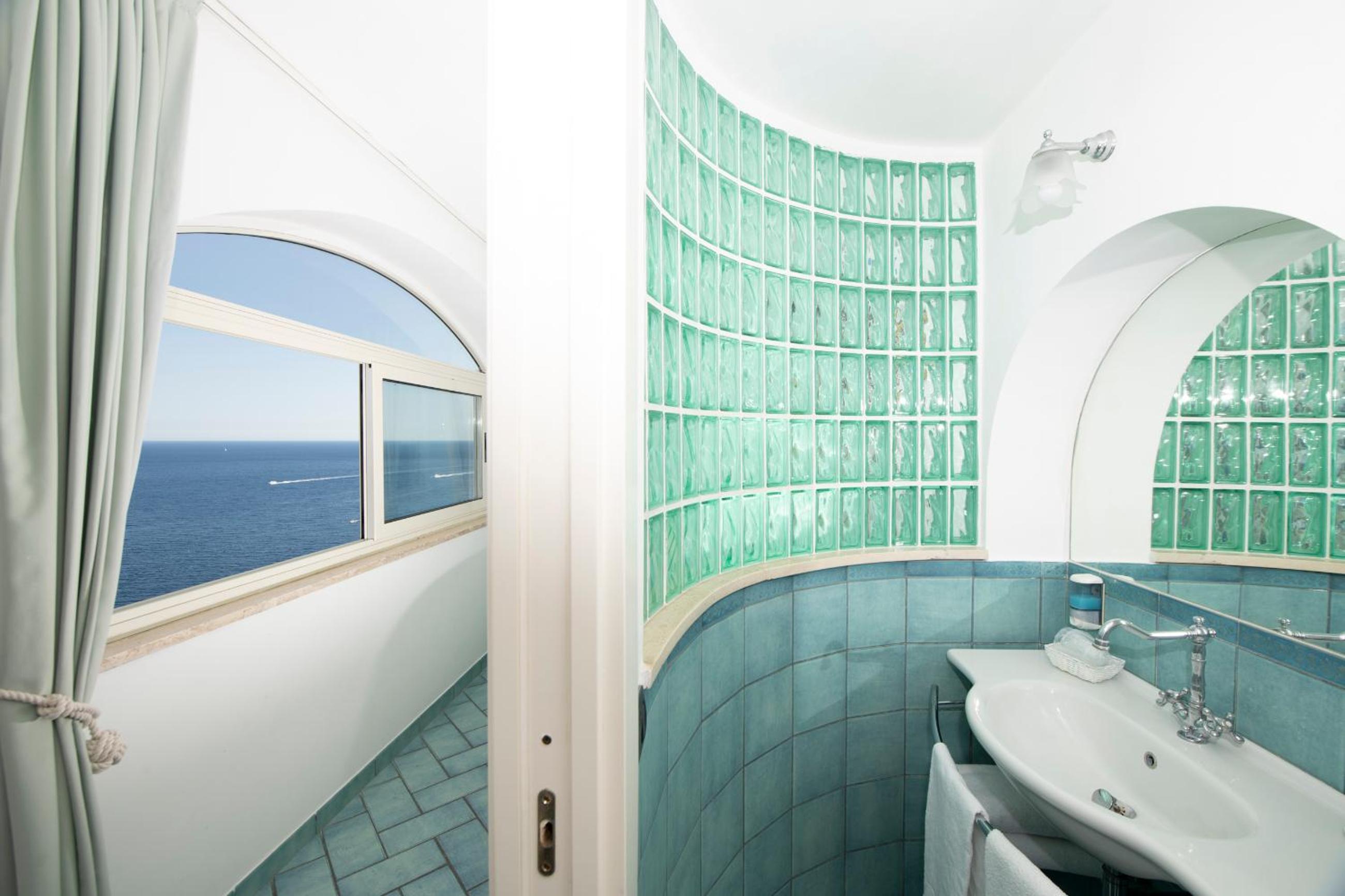 Superior Double Room with Sea View - Photo 11