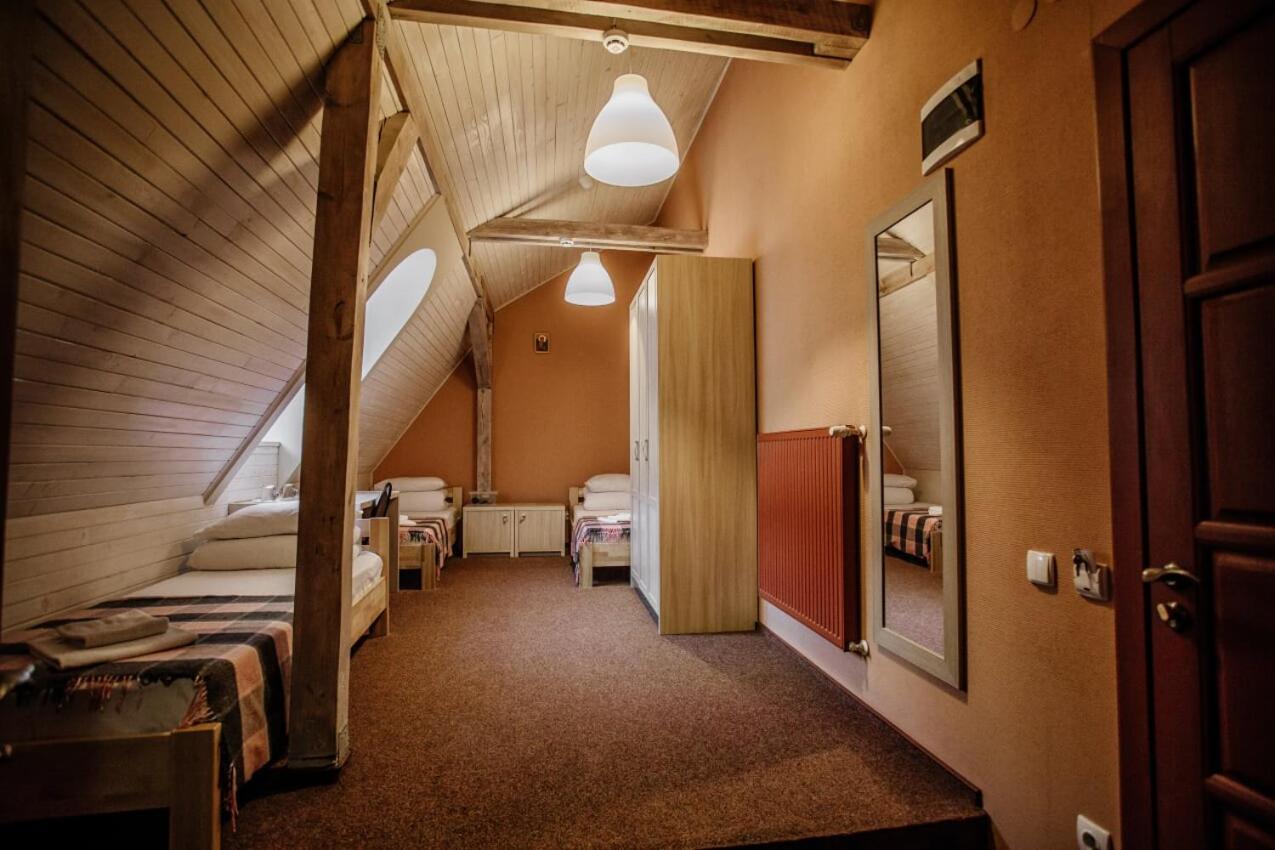 Economy Triple Room photo 2