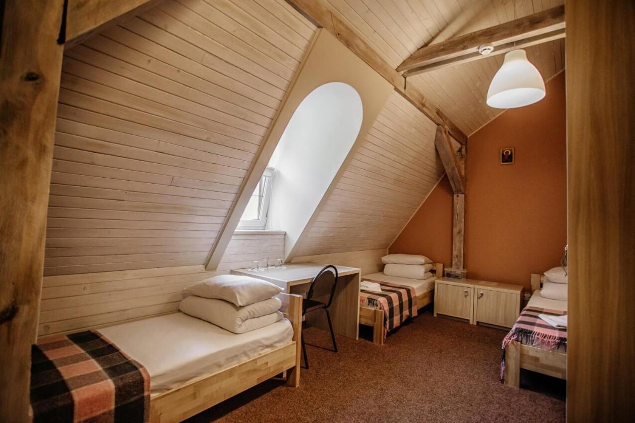 Economy Triple Room photo 3