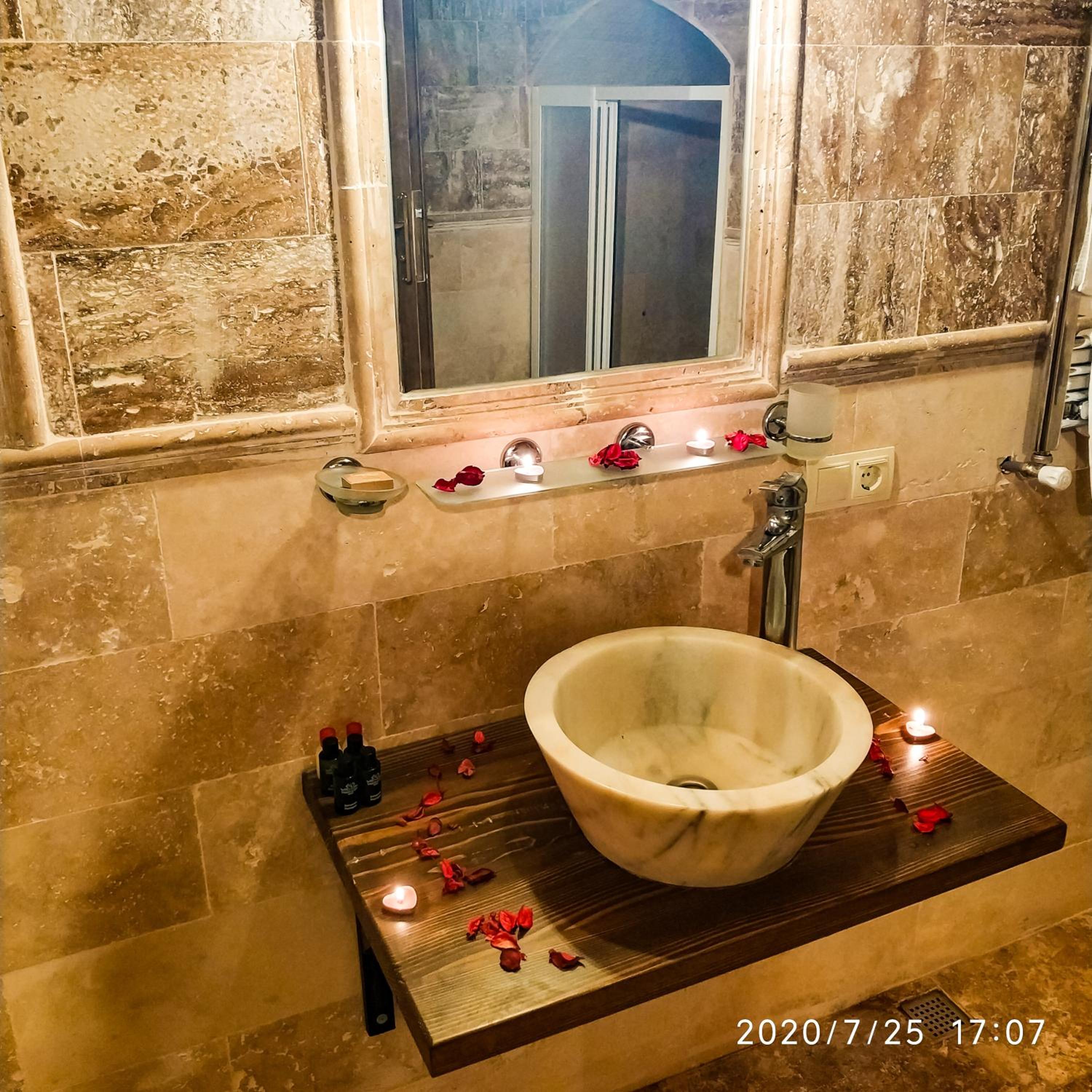 Deluxe Double Room with Bath - Photo 9