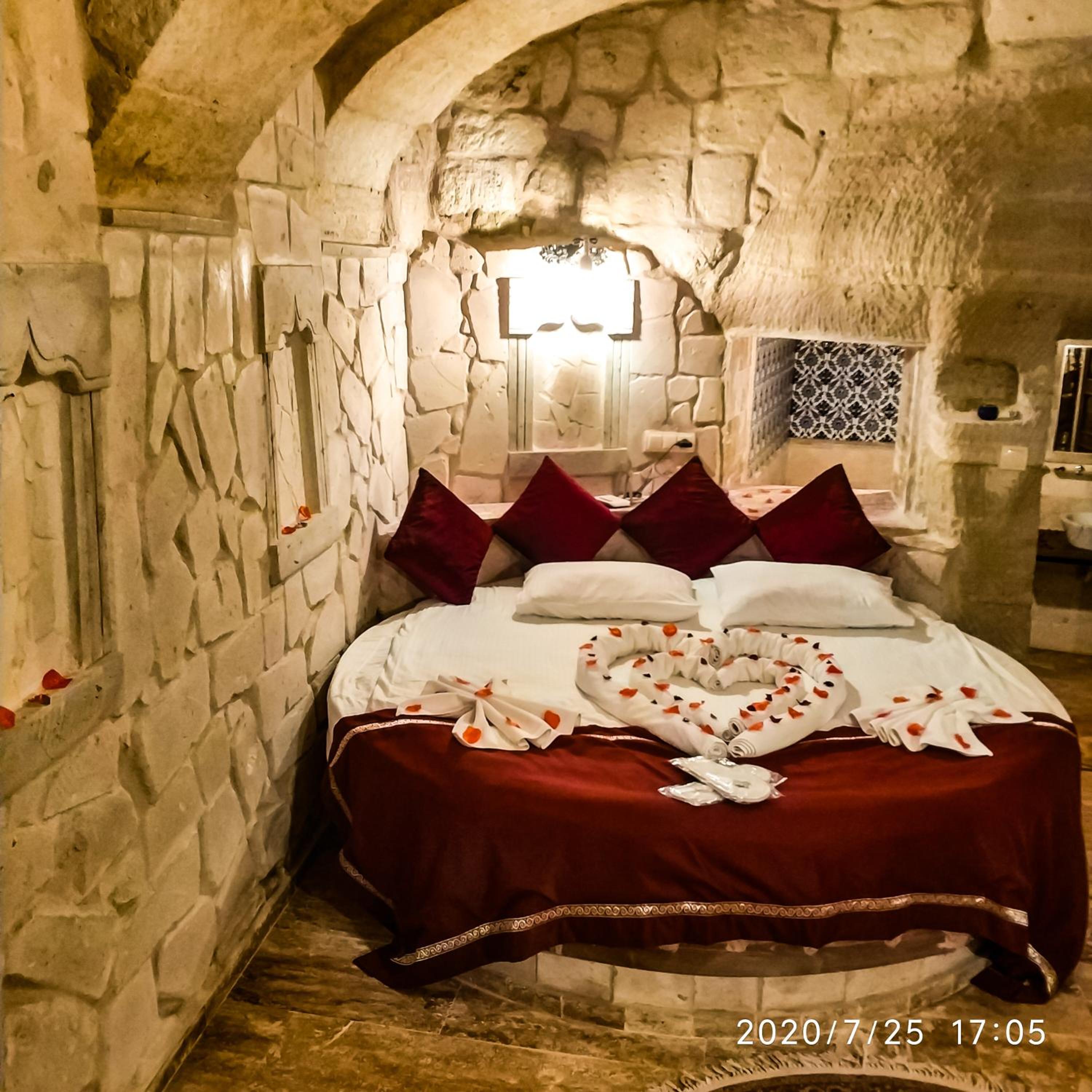 Deluxe Double Room with Bath - Photo 5