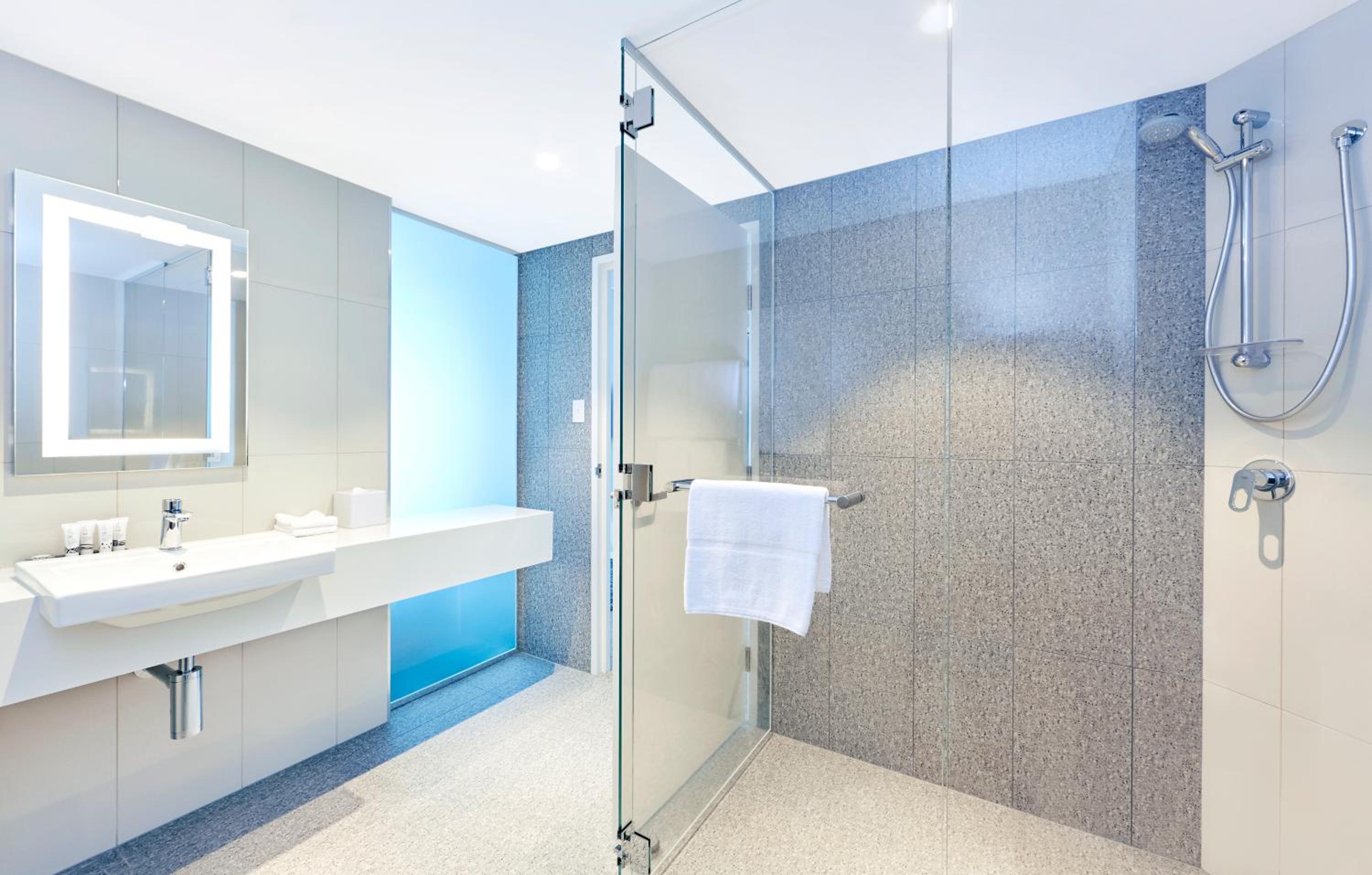 Standard Queen Room with Extra Floor Space - Free Breakfast