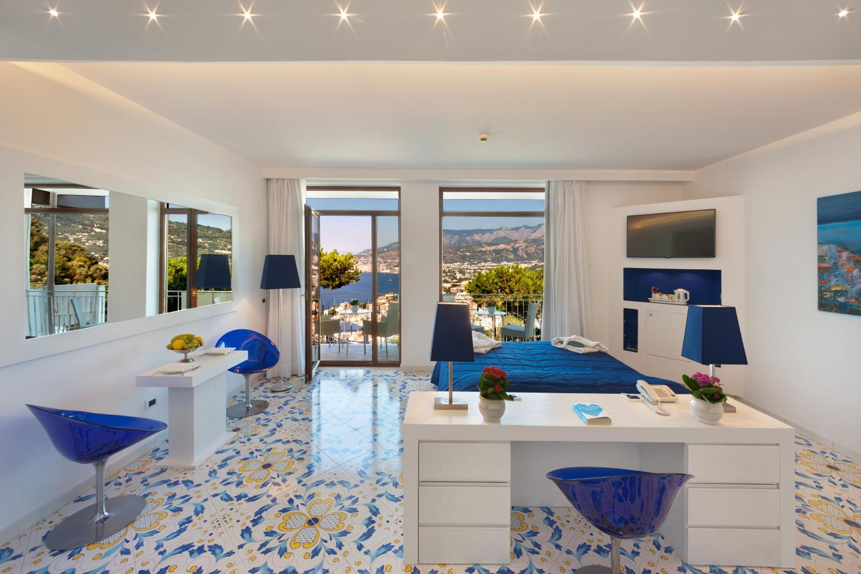 King Suite with Spa Bath - Photo 2
