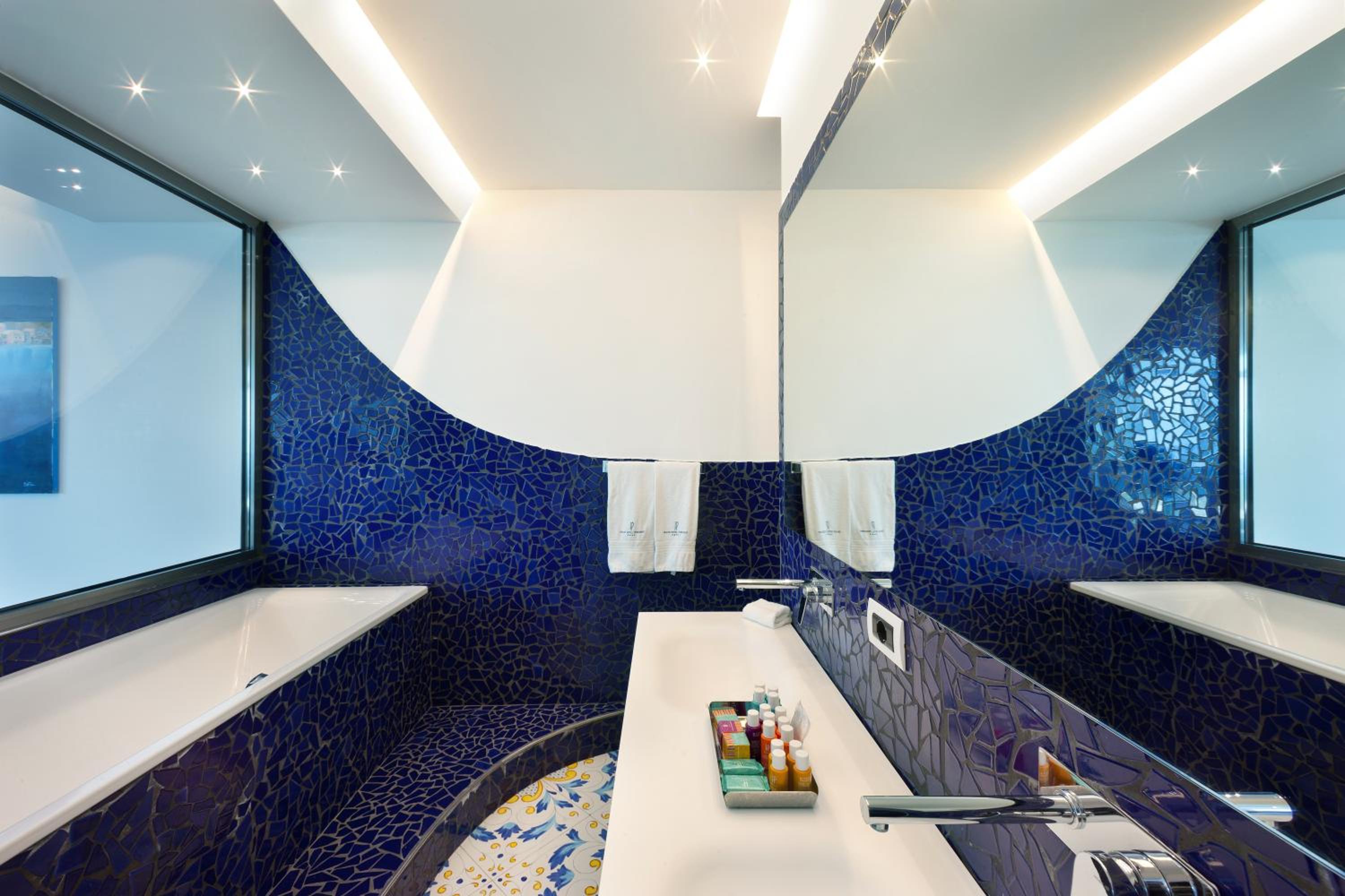 King Suite with Spa Bath - Photo 3