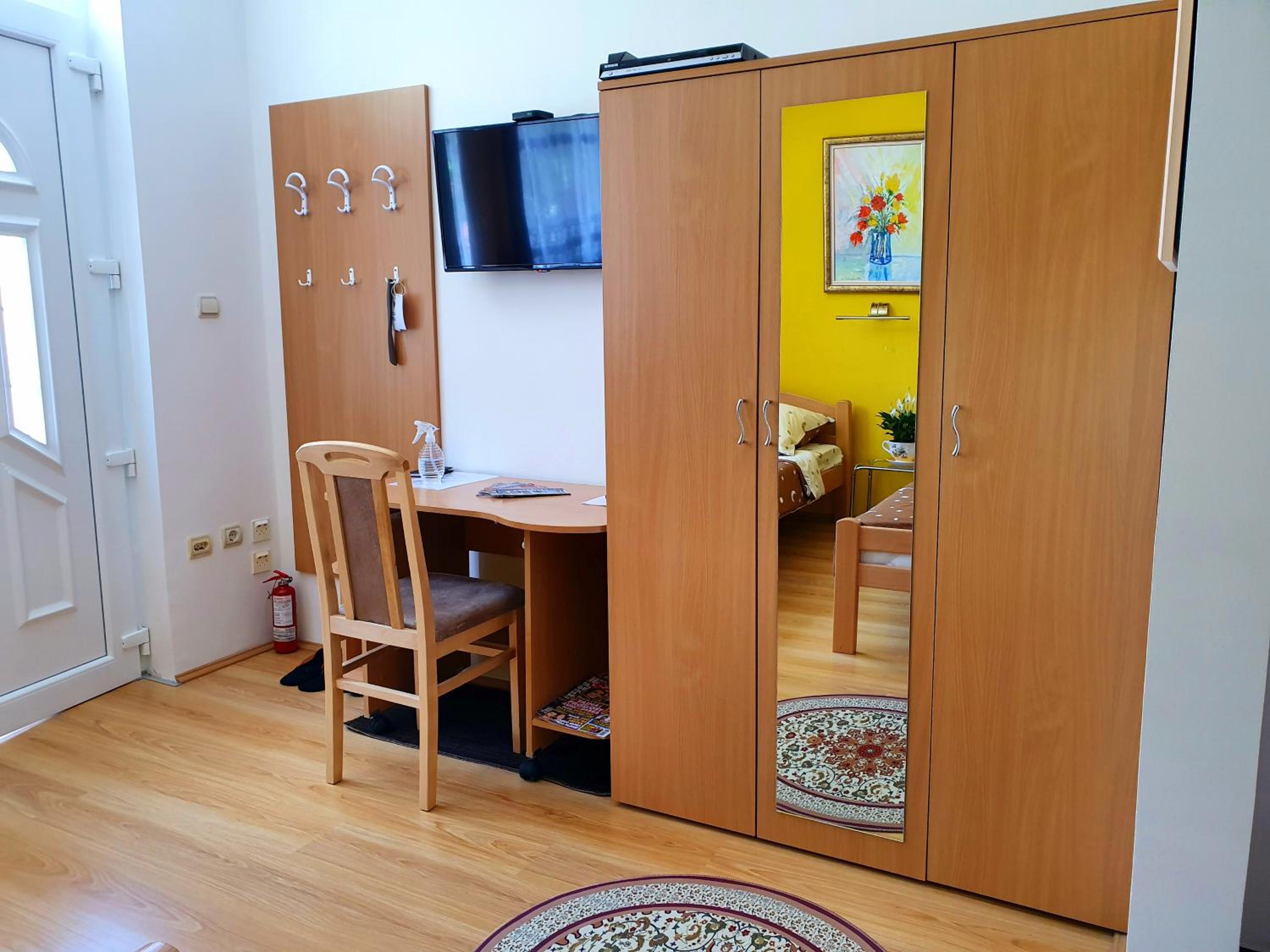 One-Bedroom Apartment photo 1