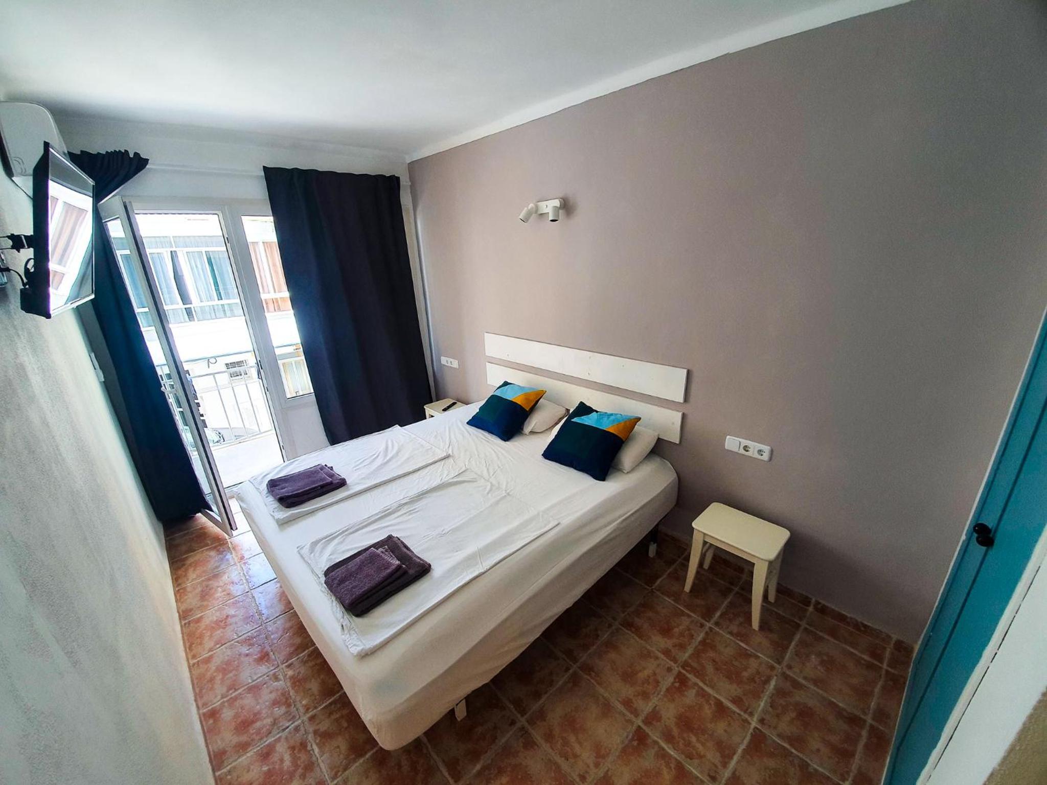 Habitación familiar con vista lateral al mar.