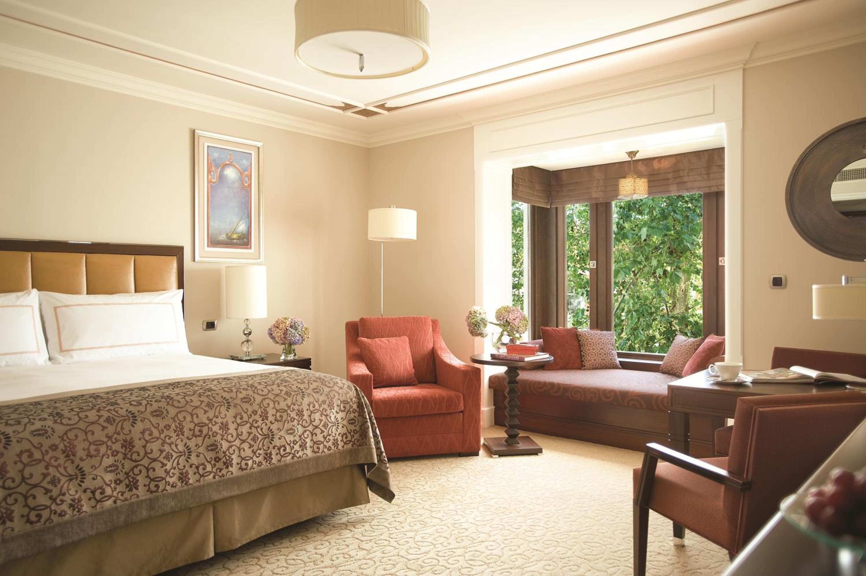 Courtyard room king bed photo 2