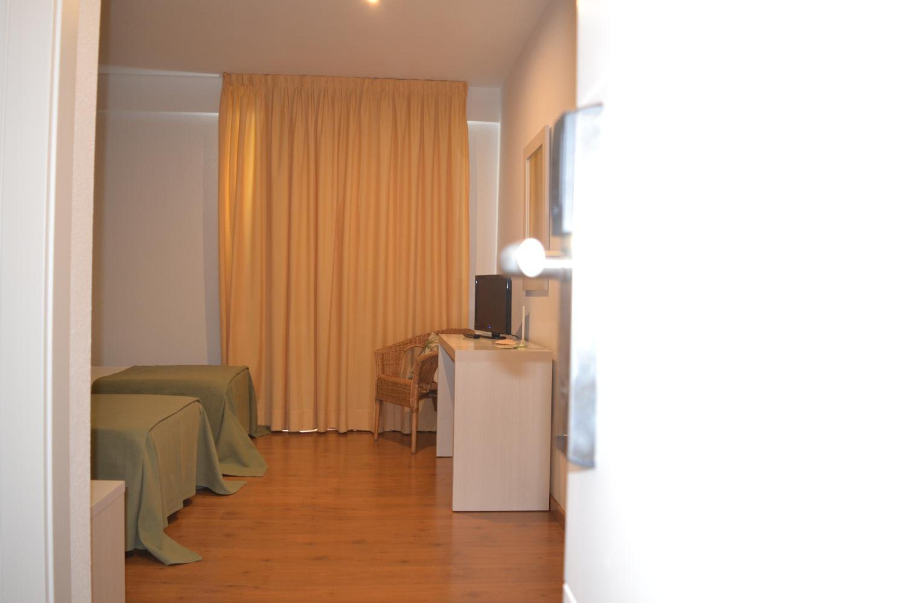 Double or Twin Room - Photo 3
