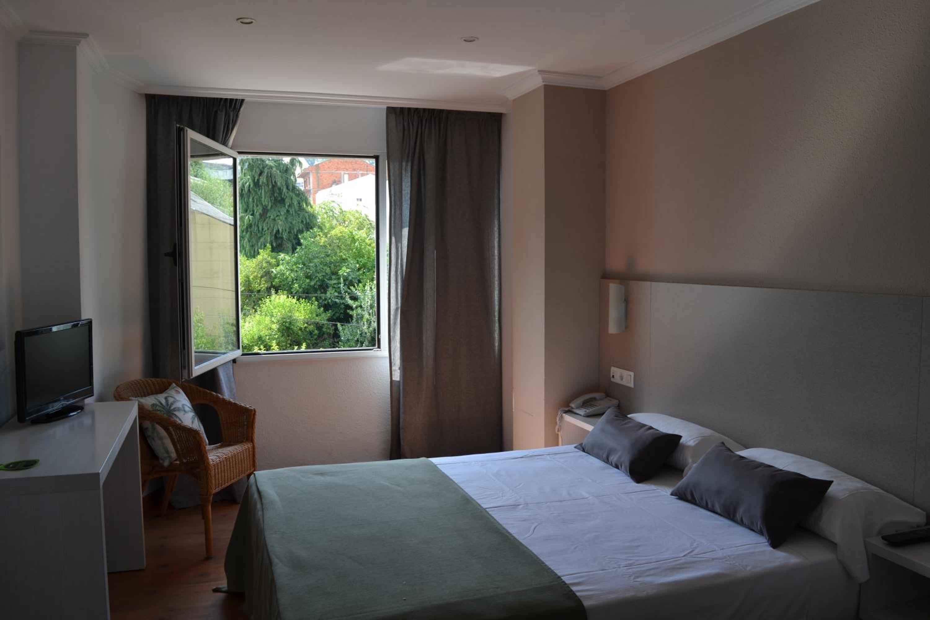 Double or Twin Room - Photo 4