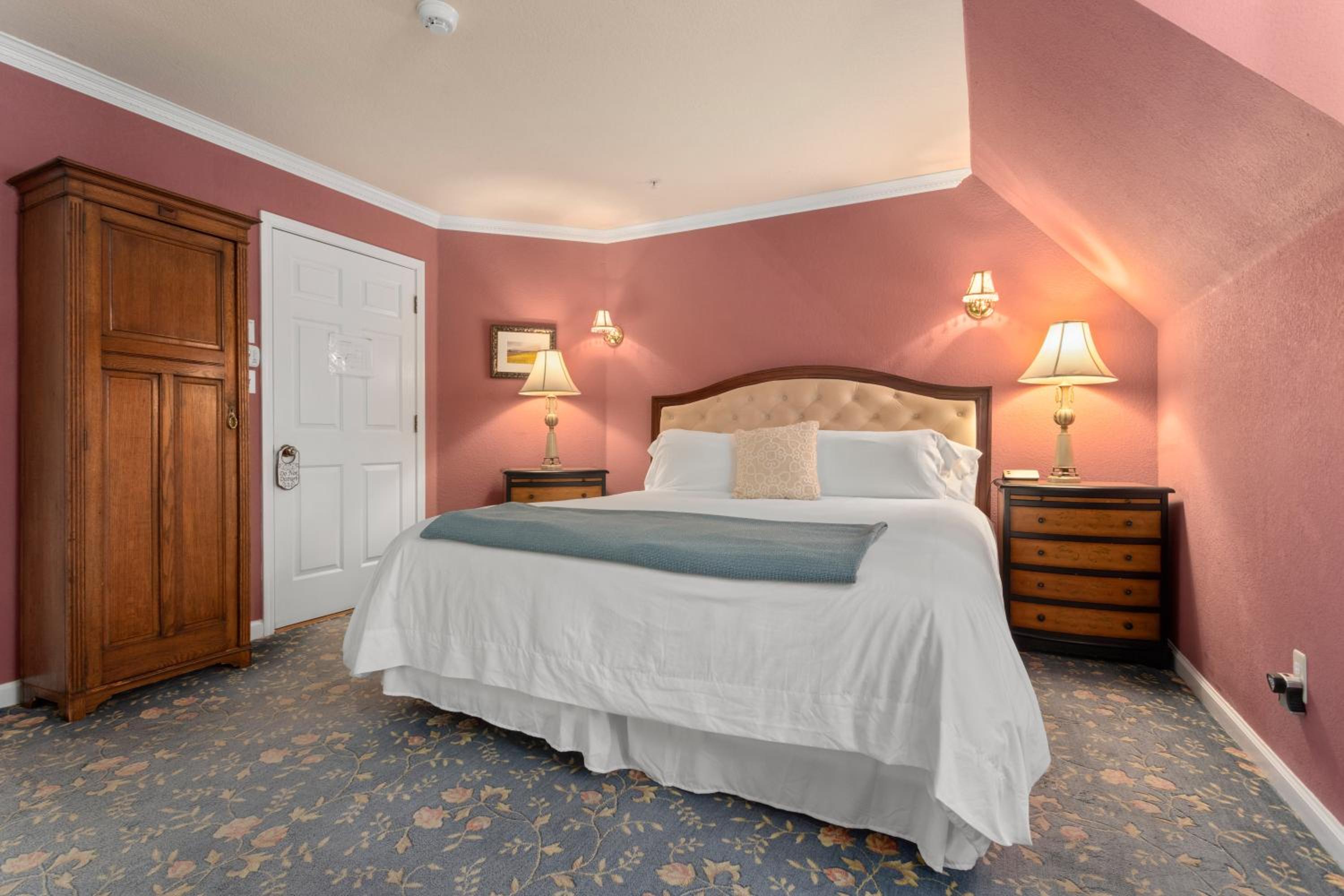 Deluxe King Room photo 1