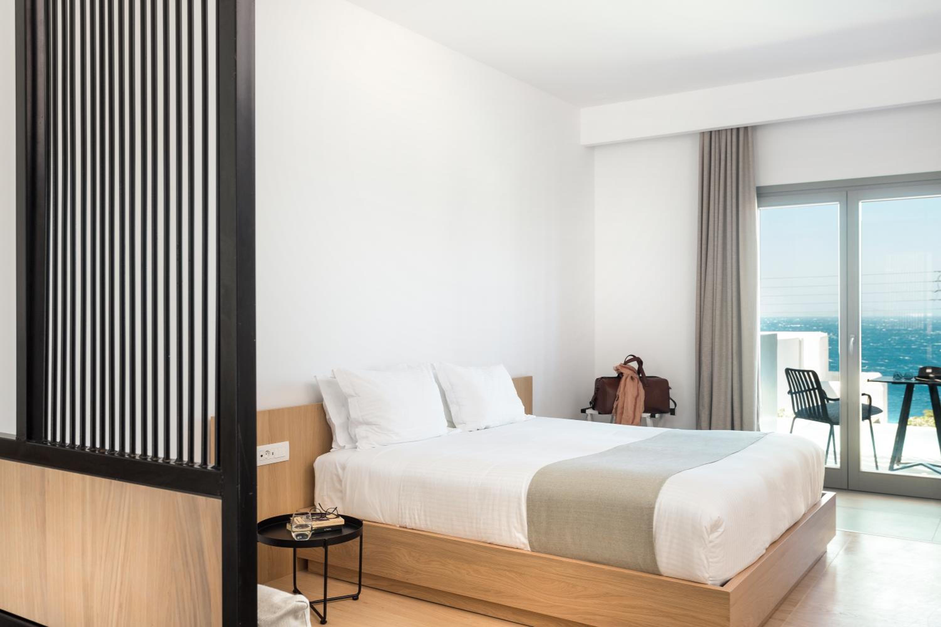 Executive Suite with Sea View and Heated Pool - Photo 11