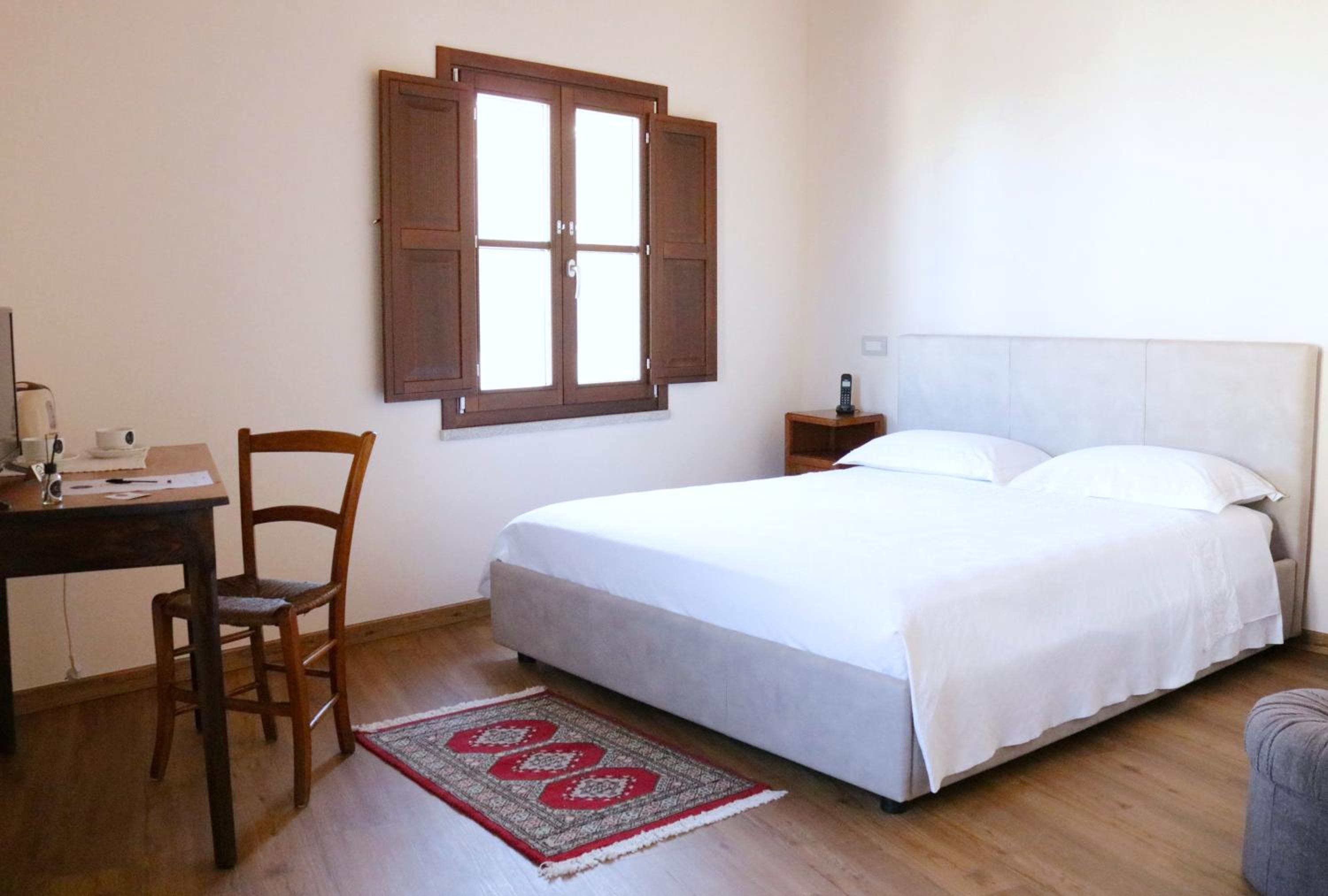 Double Room with Private External Bathroom - Photo 1