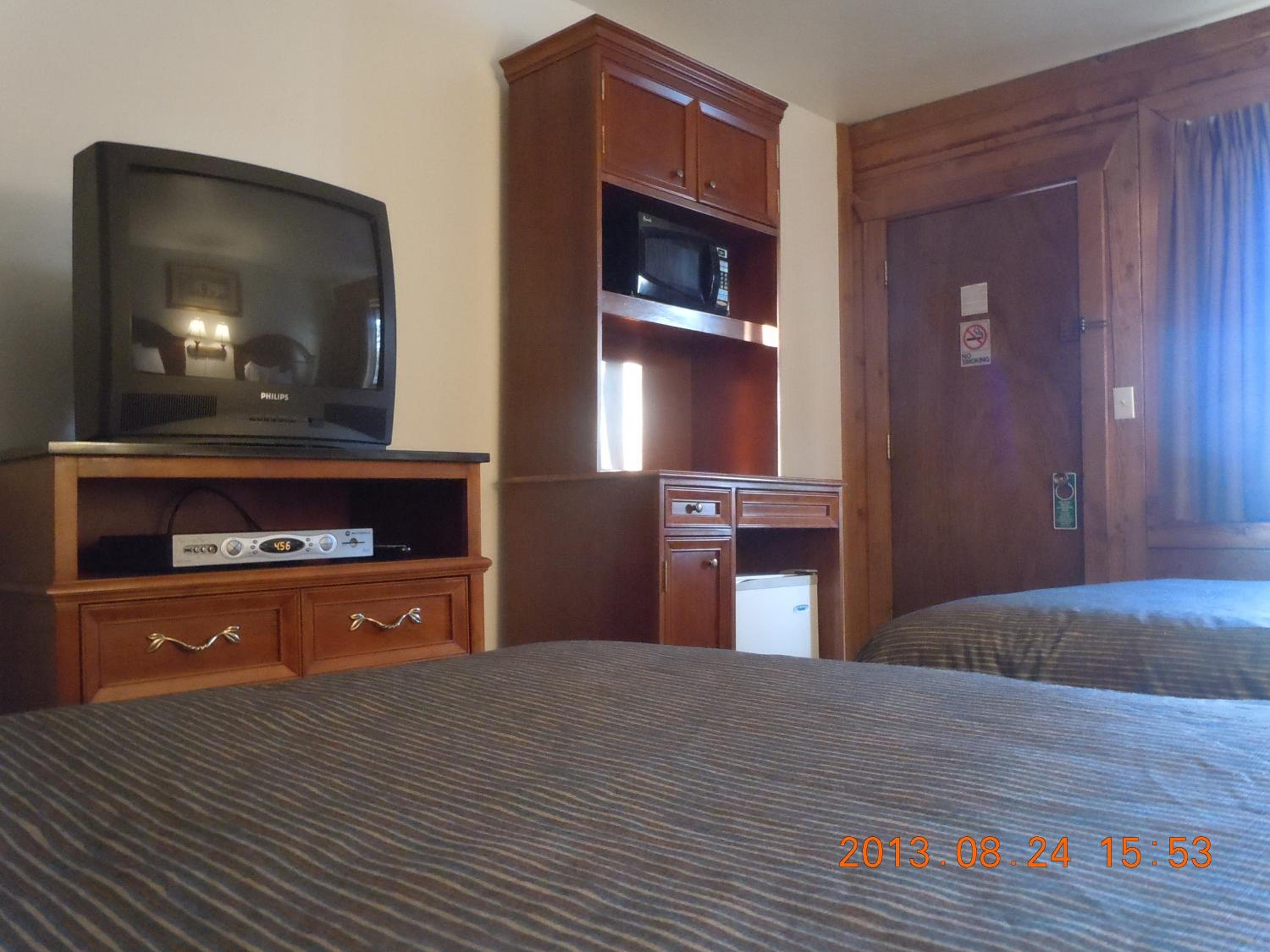 Queen Room with Two Queen Beds photo 2