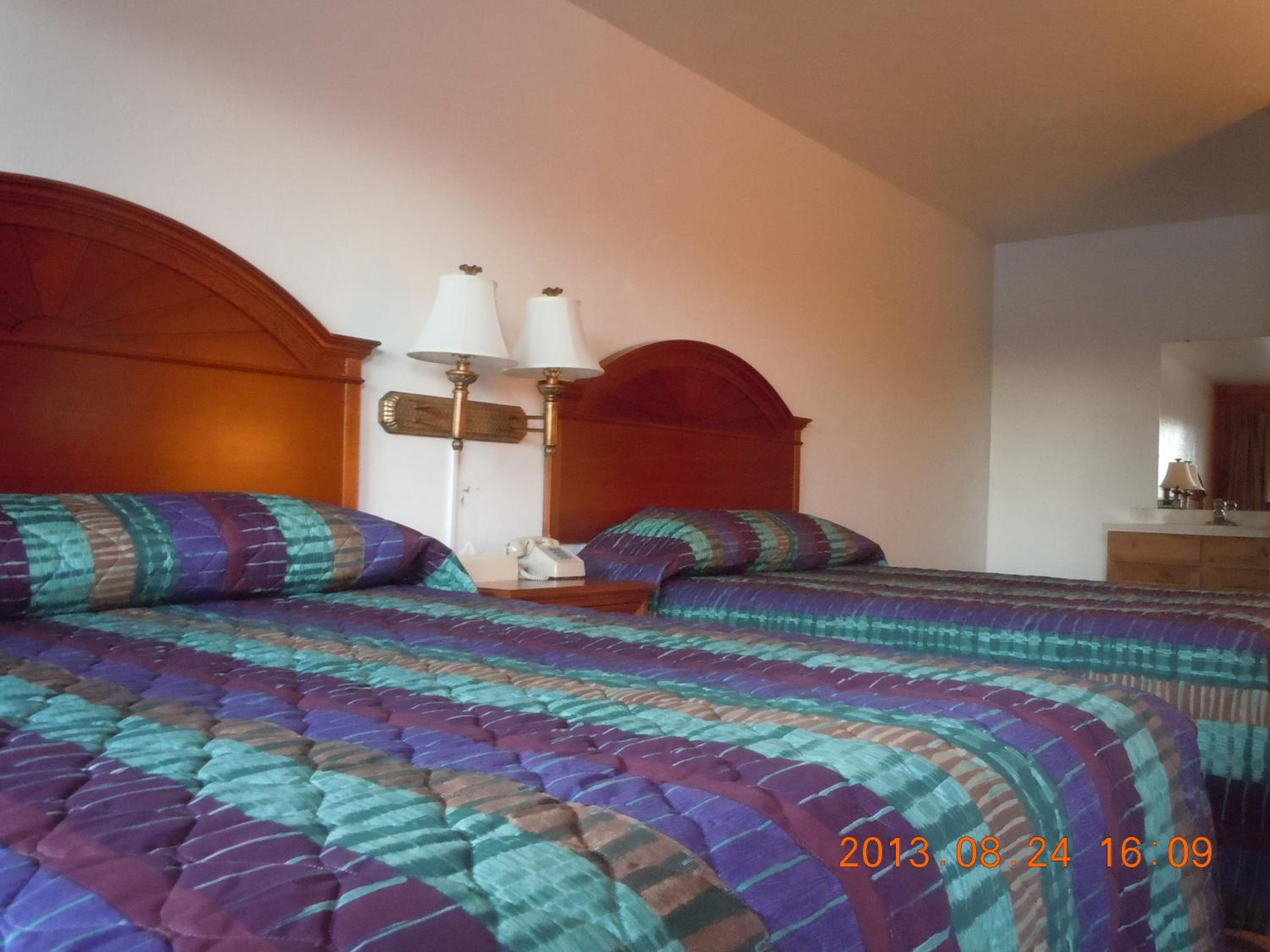 Queen Room with Two Queen Beds photo 1
