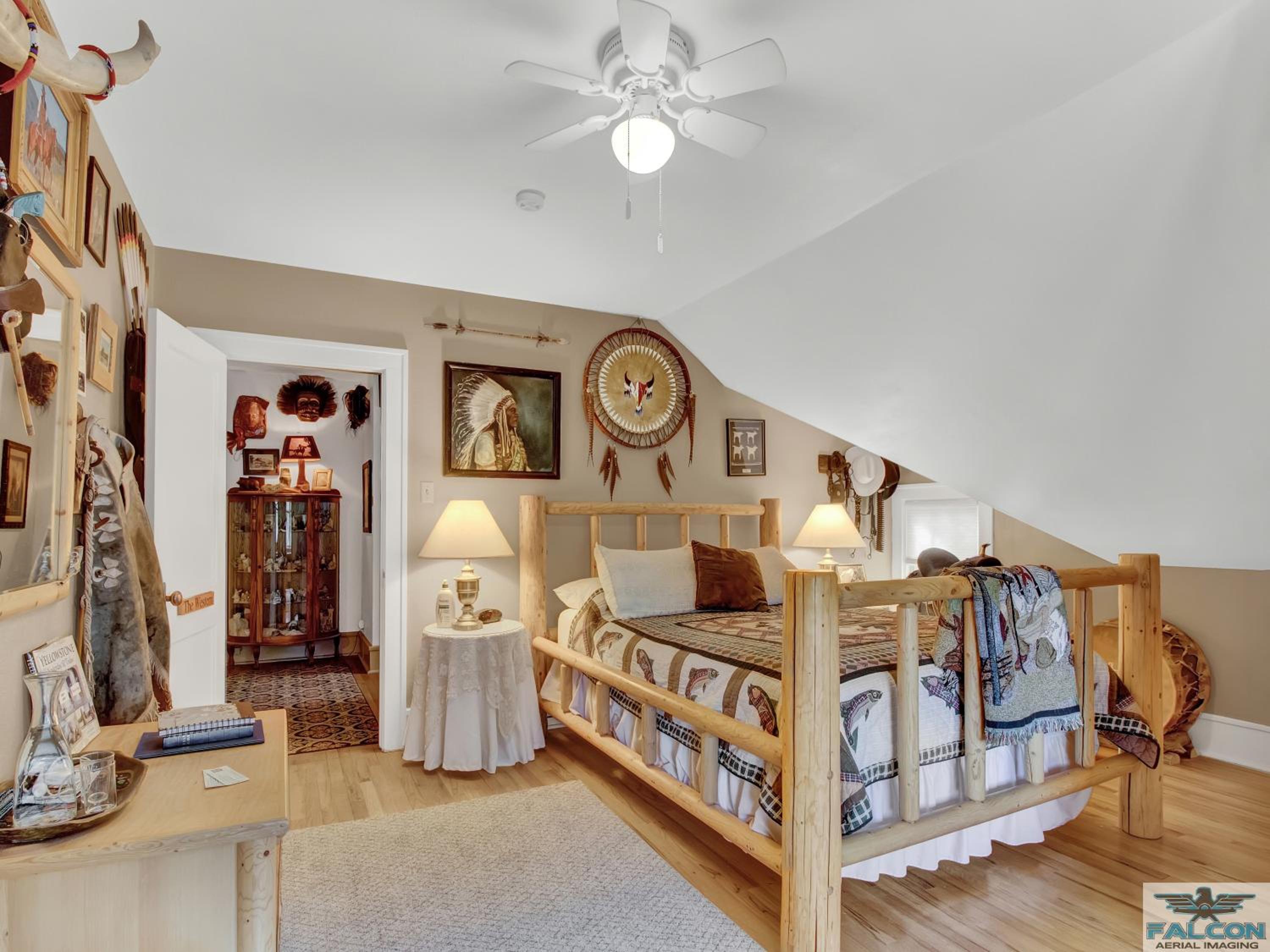 Queen Room photo 2