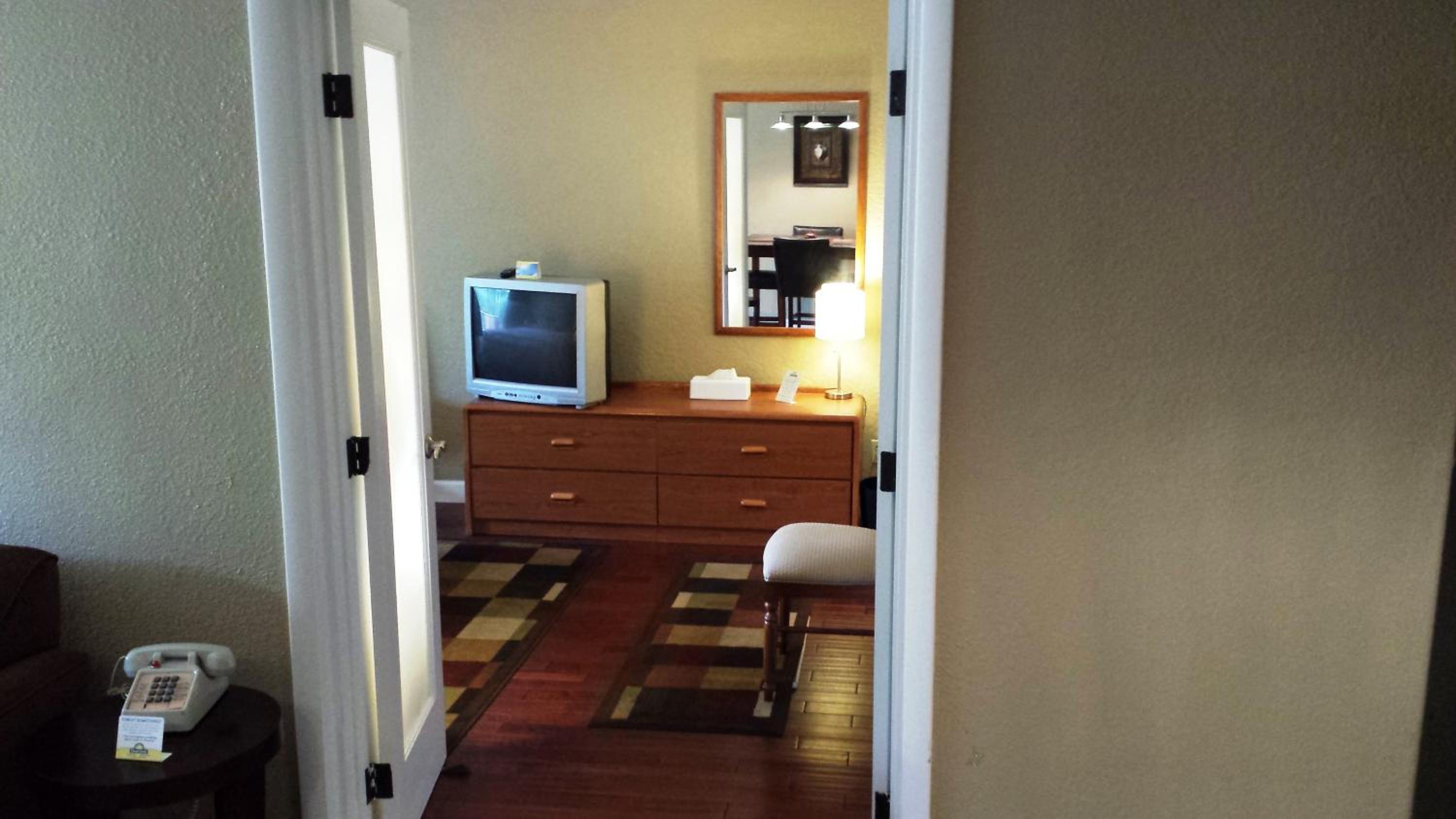 King Suite - Non-Smoking - Photo 2