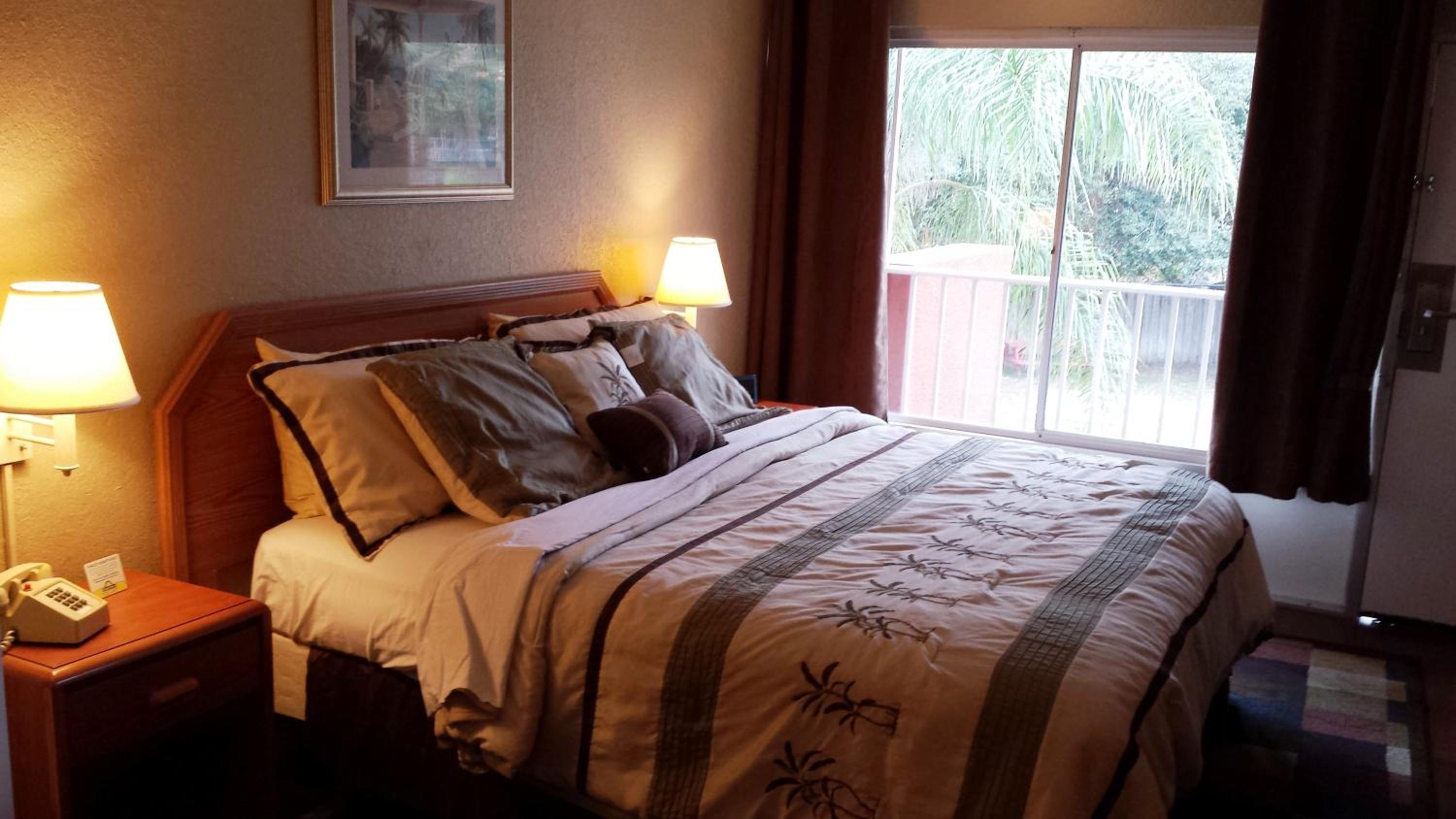 King Suite - Non-Smoking - Photo 5