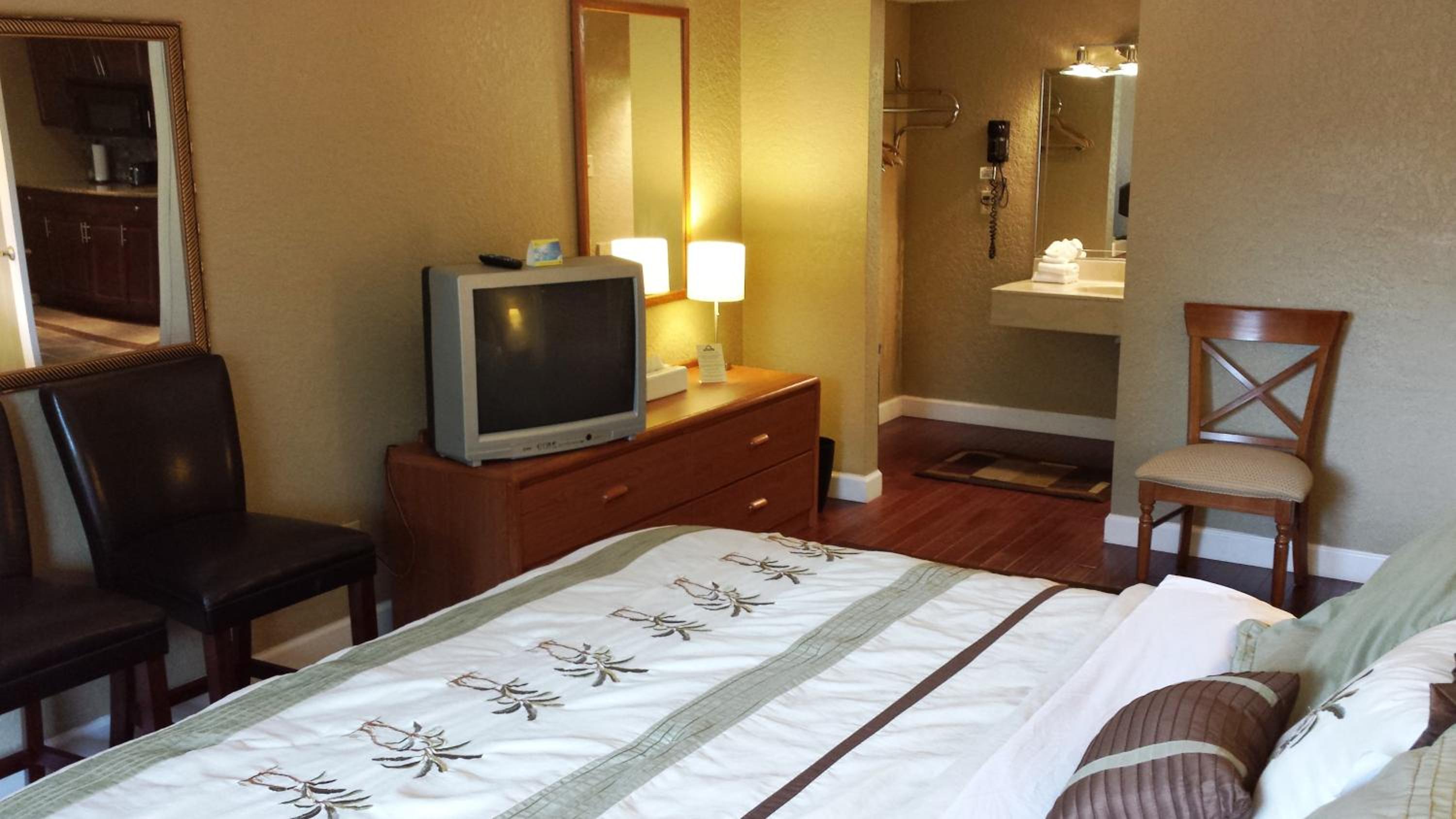 King Suite - Non-Smoking - Photo 3