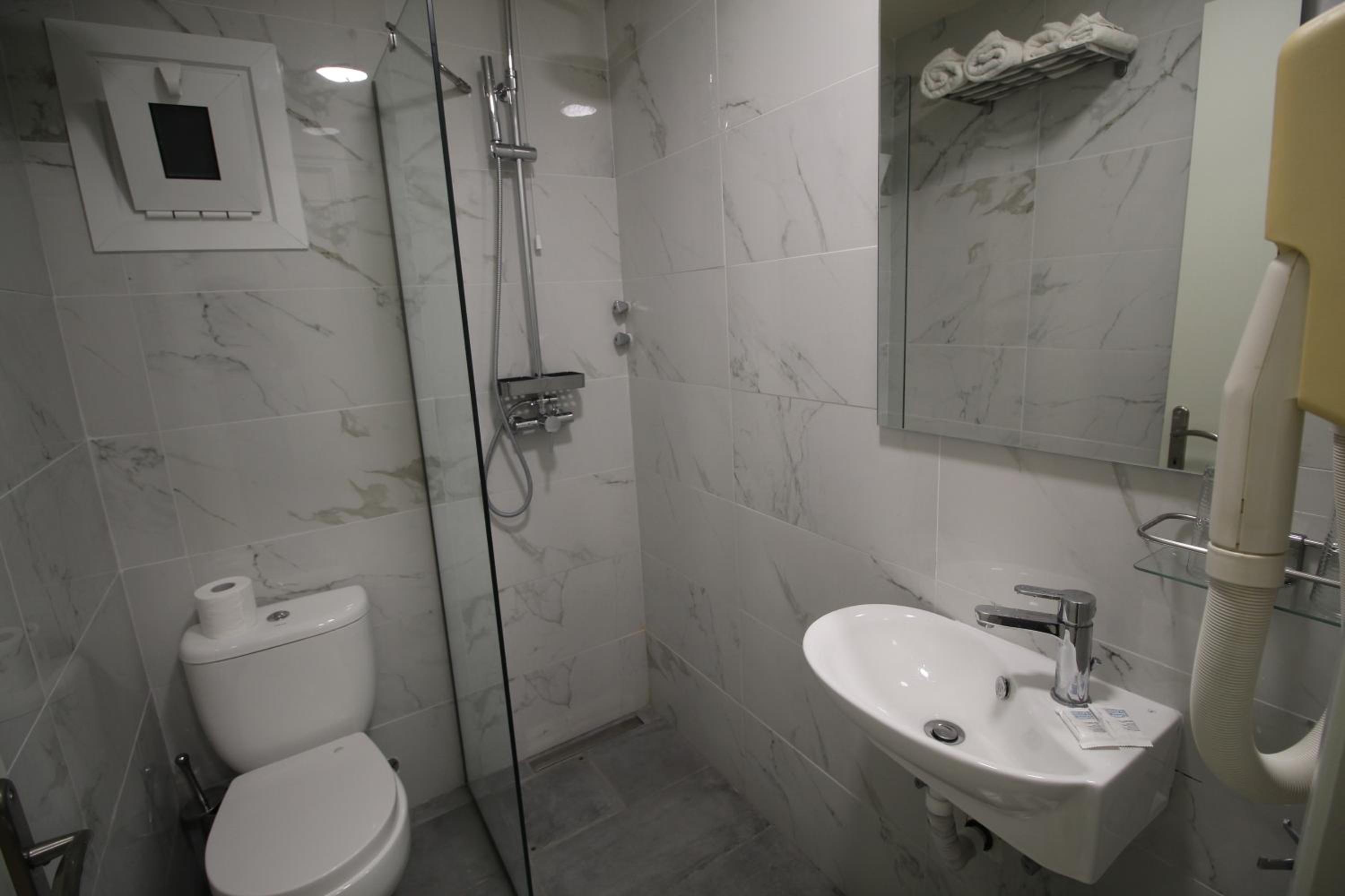 Double Room - Photo 10