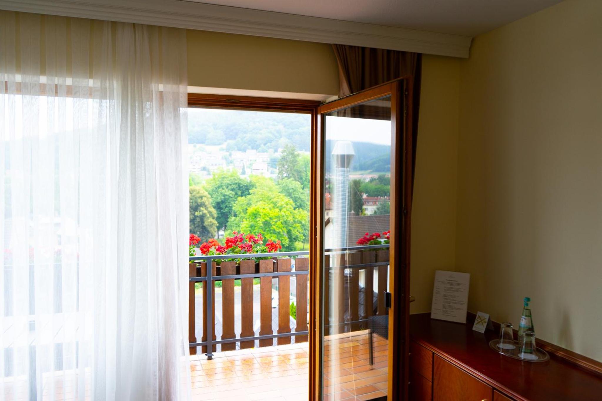 Deluxe Double Room with Balcony - Photo 4
