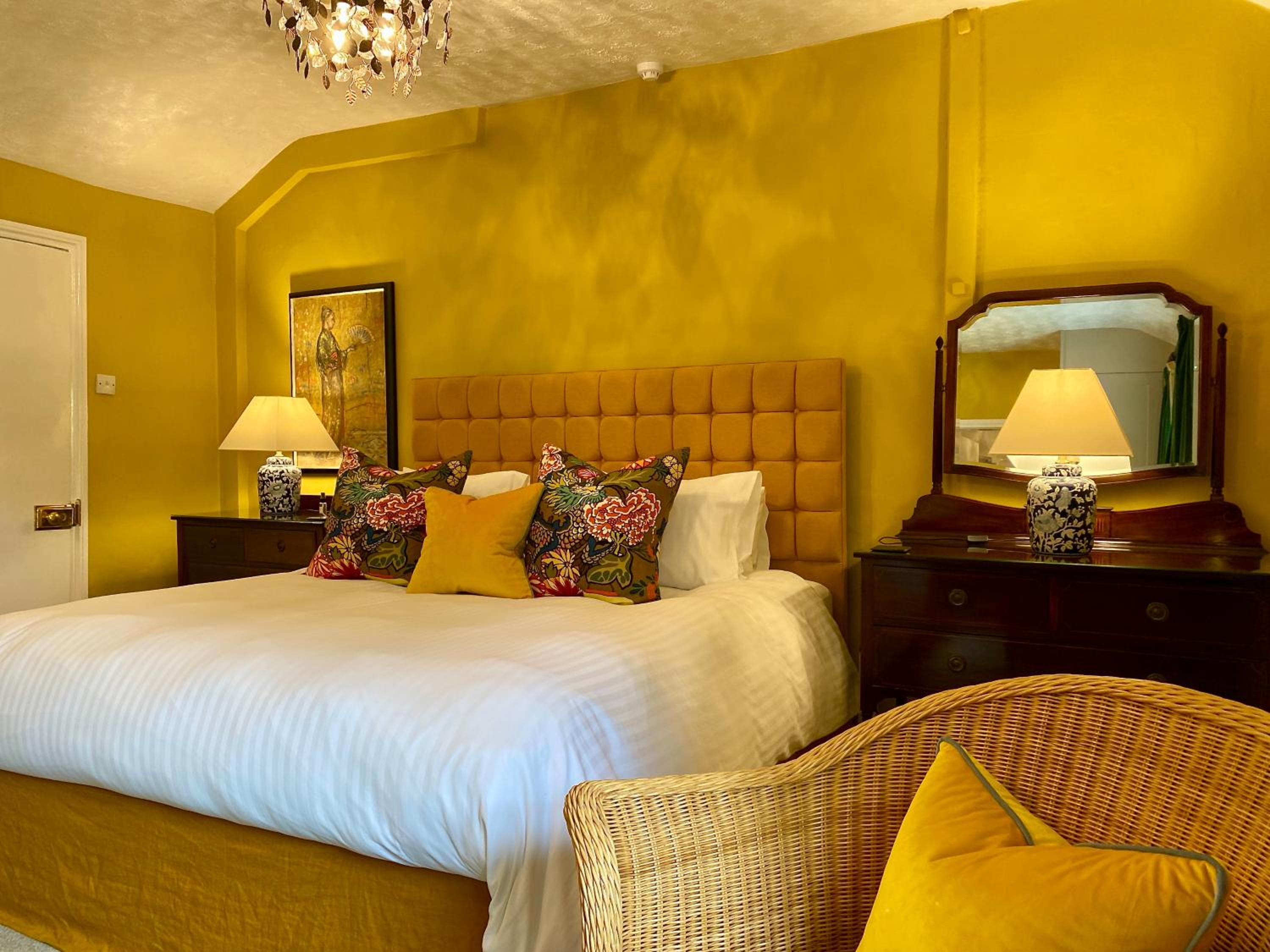 Deluxe Super King Room with Bath- Dog Friendly photo 2