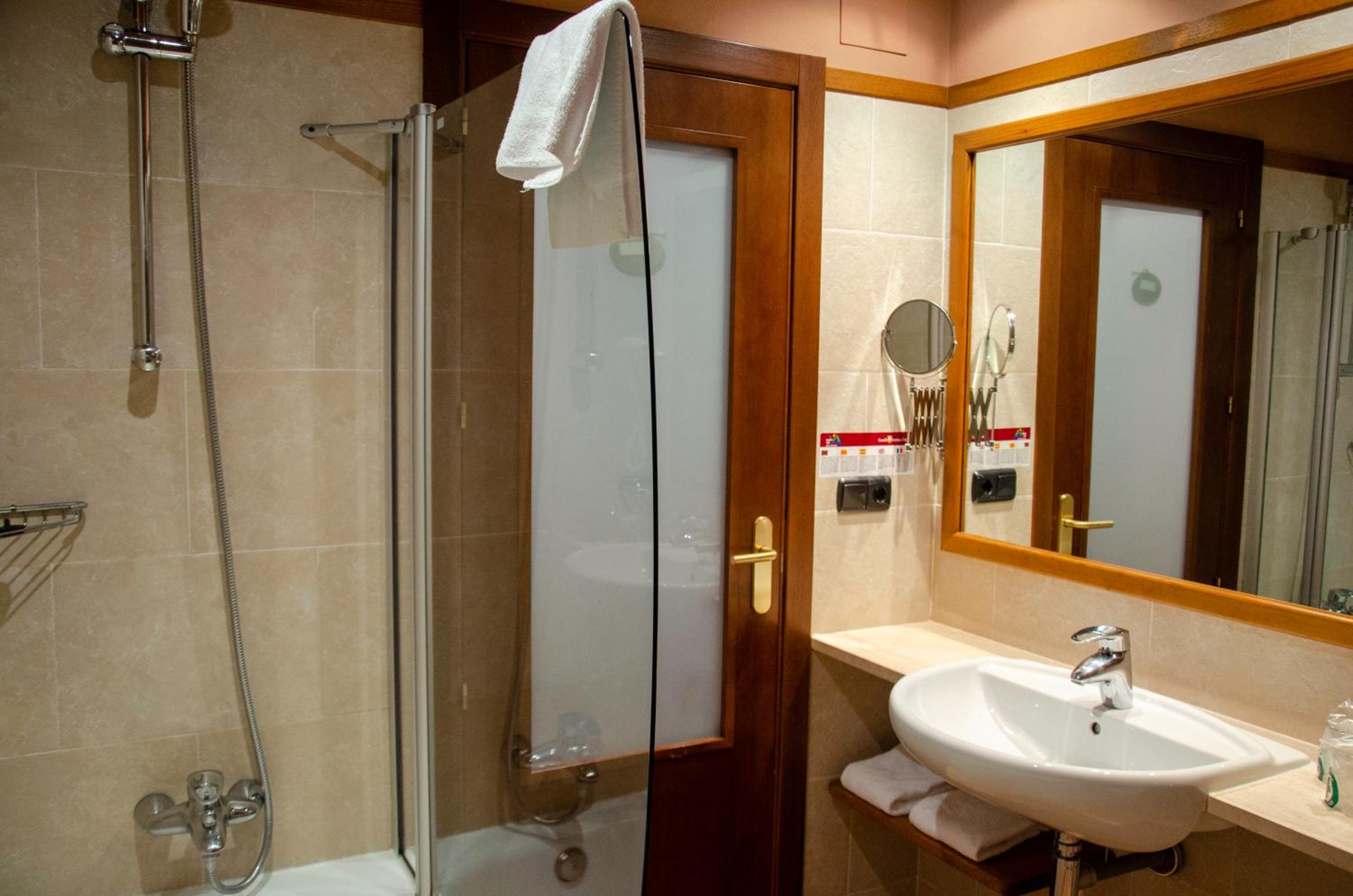 Double or Twin Room photo 3