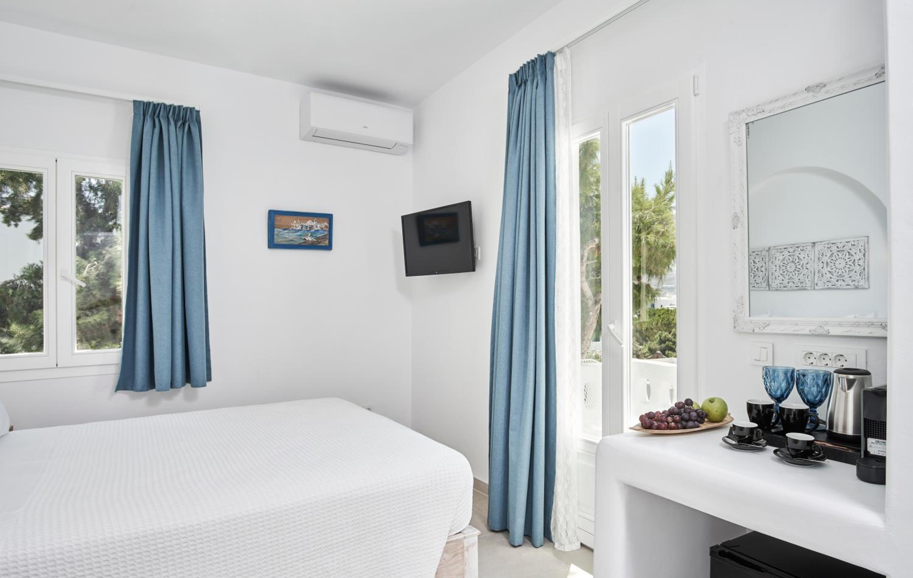 Deluxe Double Room with Side Sea View - Photo 11