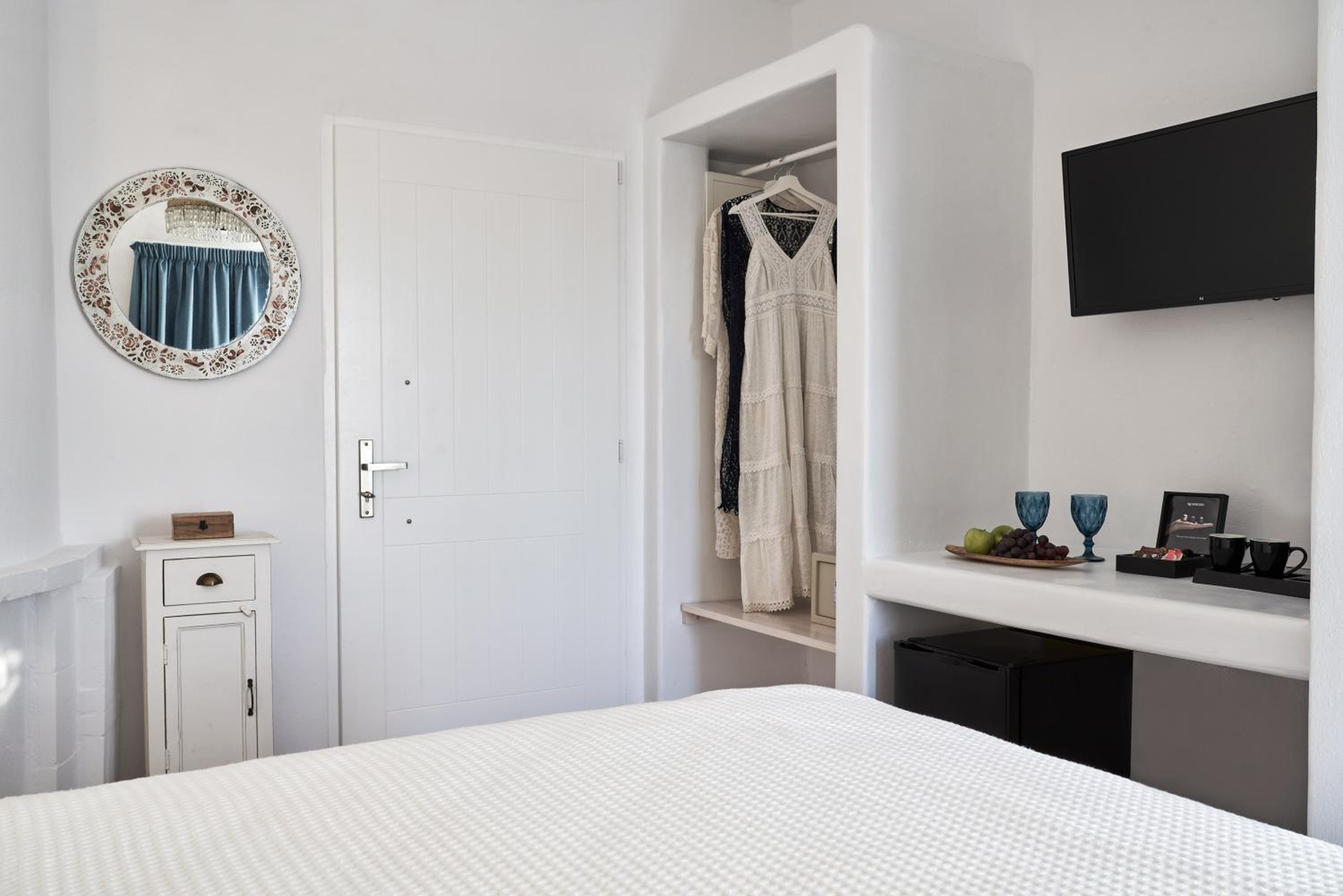 Deluxe Double Room with Side Sea View - Photo 8