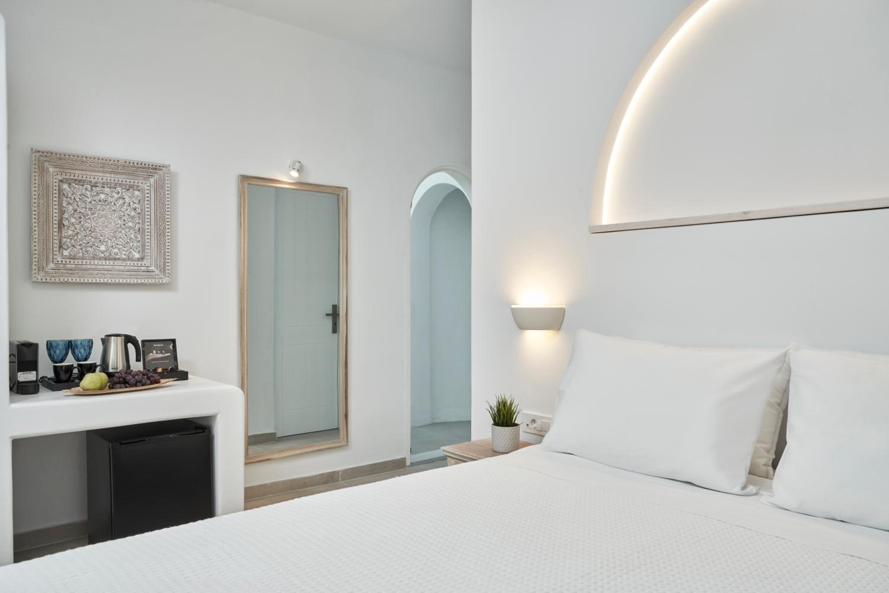 Deluxe Double Room with Side Sea View - Photo 10